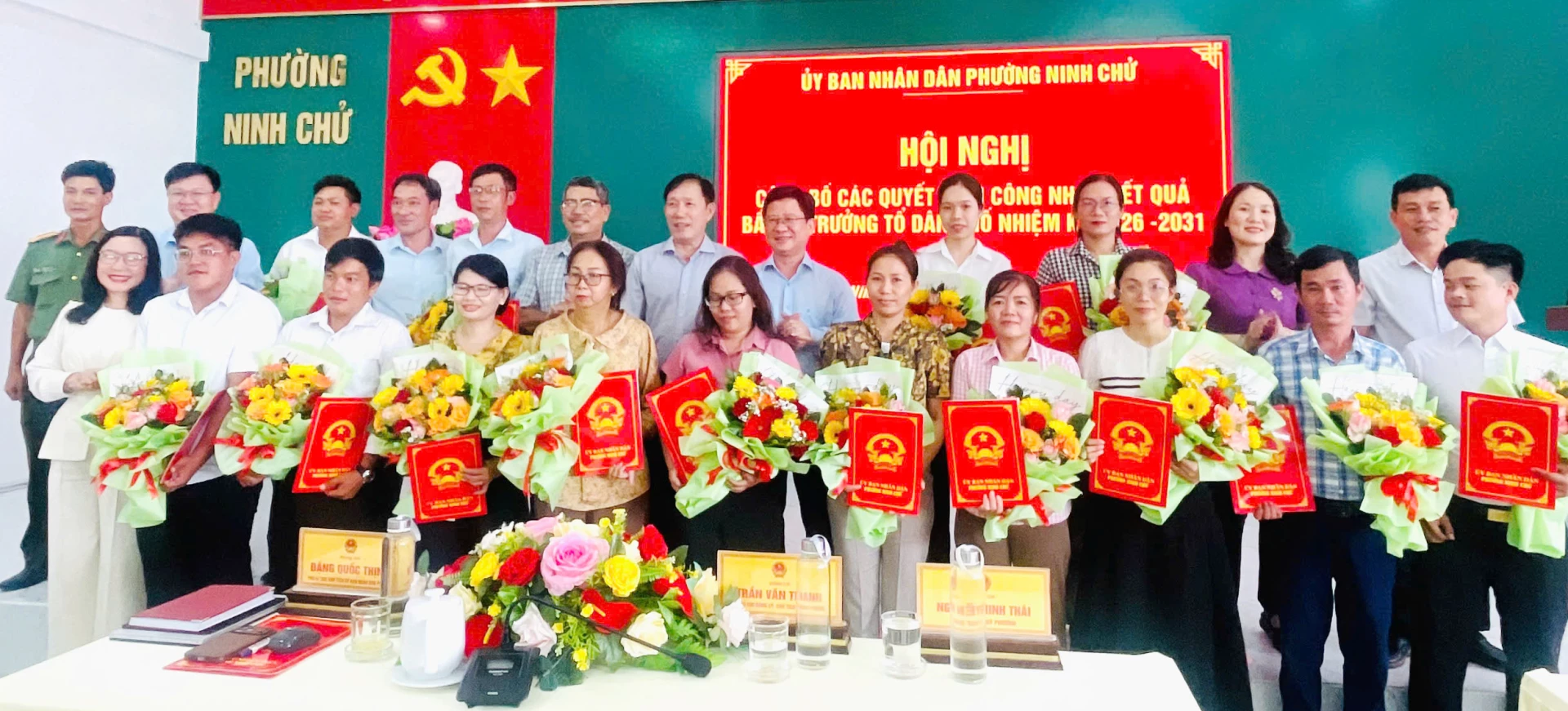Thường trực Đảng ủy phường Ninh Chử và các đại biểu chúc mừng các tổ trưởng tổ dân phố.