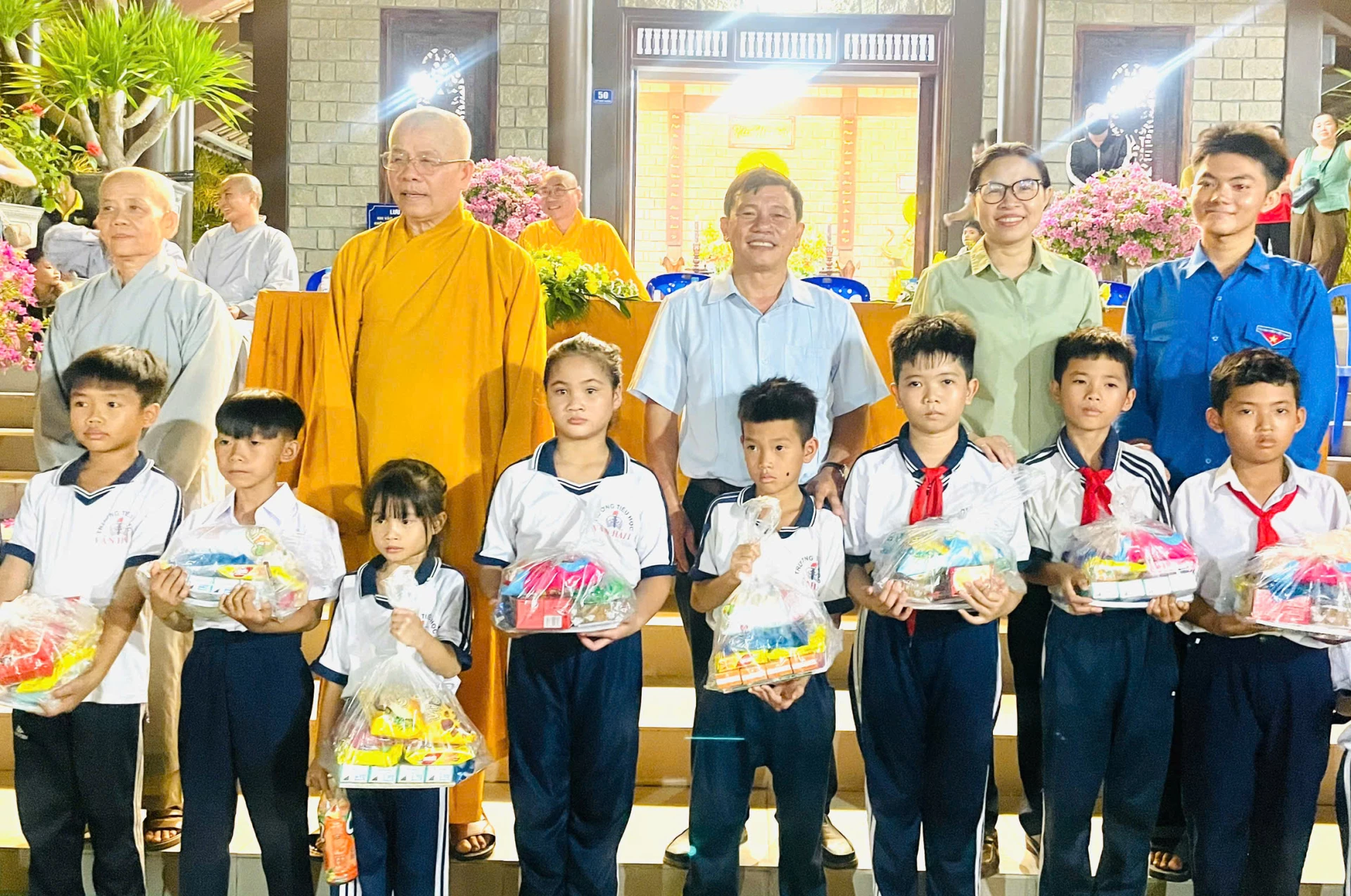 Ban tổ chức trao quà cho thiếu nhi.