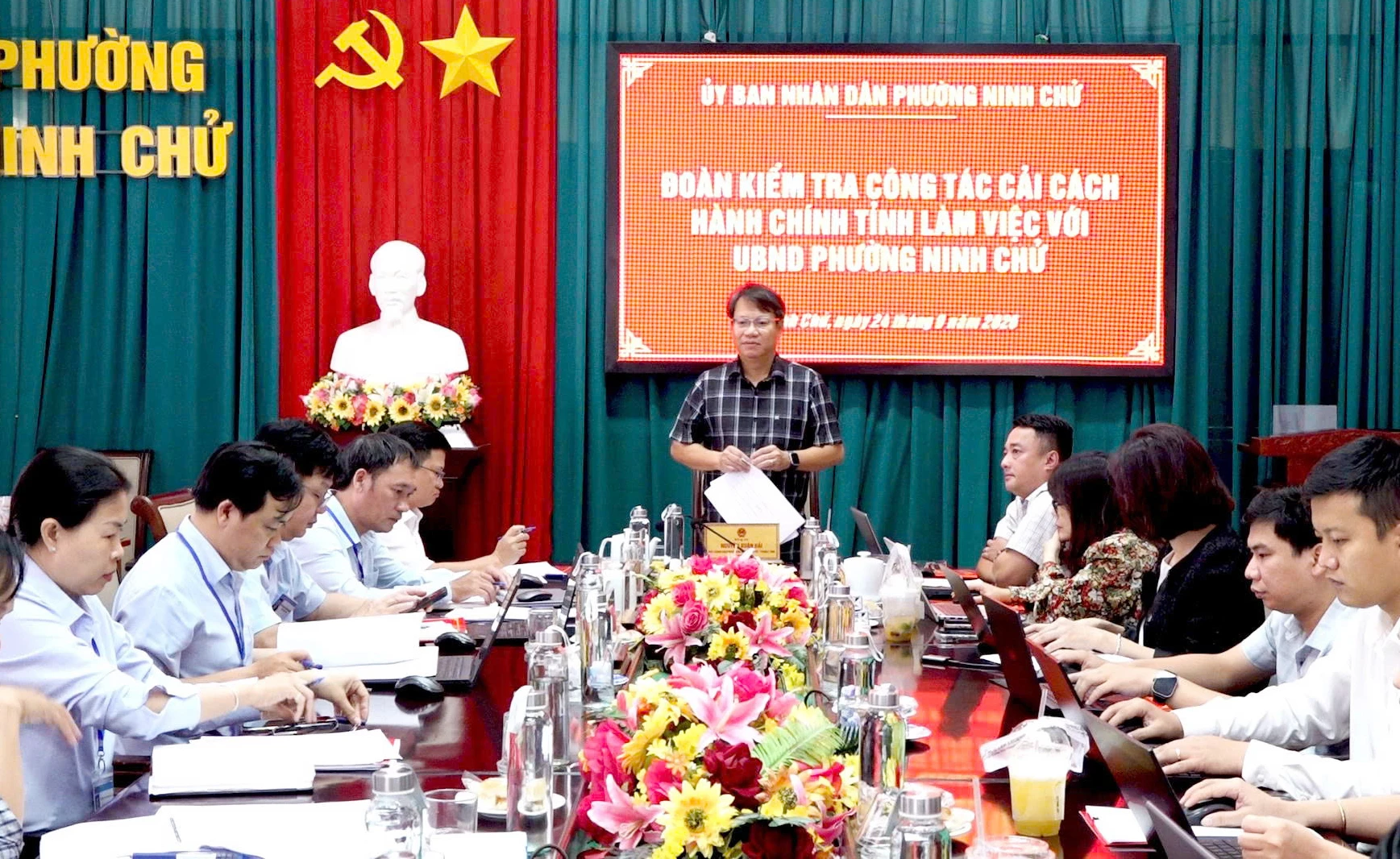 Quang cảnh buổi làm việc.