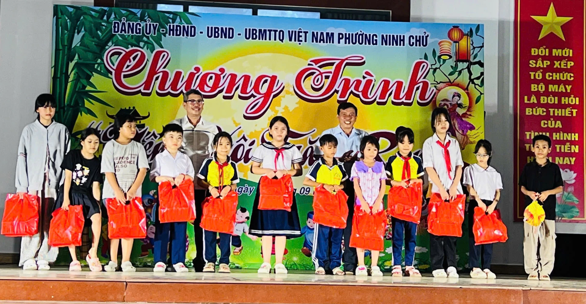 Lãnh đạo Đảng ủy và Ủy ban MTTQ Việt Nam phường Ninh Chử trao quà cho trẻ em.