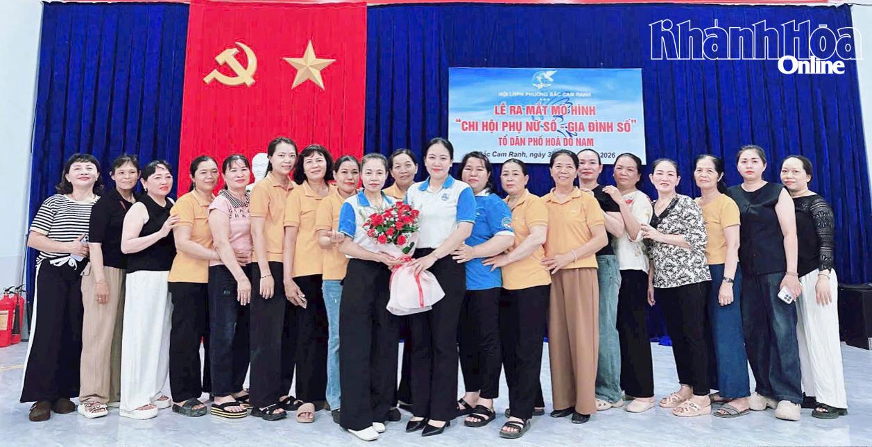 Bà Ngô Thị Kiều Thương (thứ 9 từ trái sang) trong buổi ra mắt mô hình Chi hội Phụ nữ số - Gia đình số.