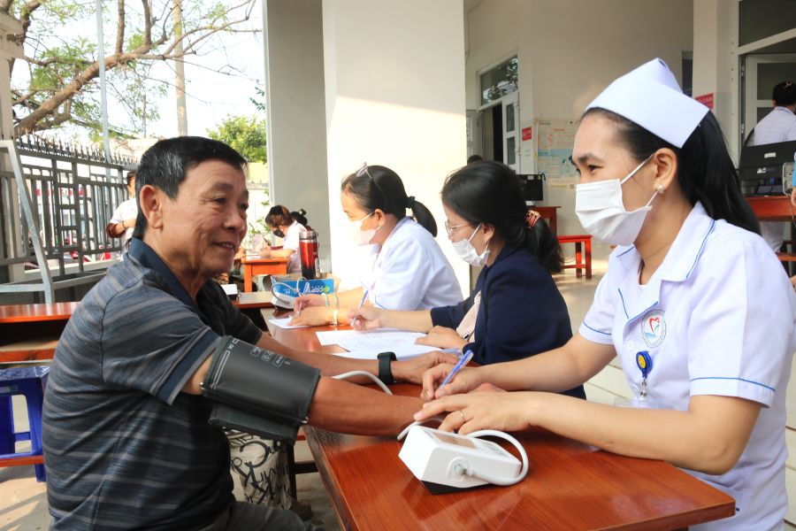 Người dân được đo huyết áp, tư vấn chăm sức khỏe miễn phí.