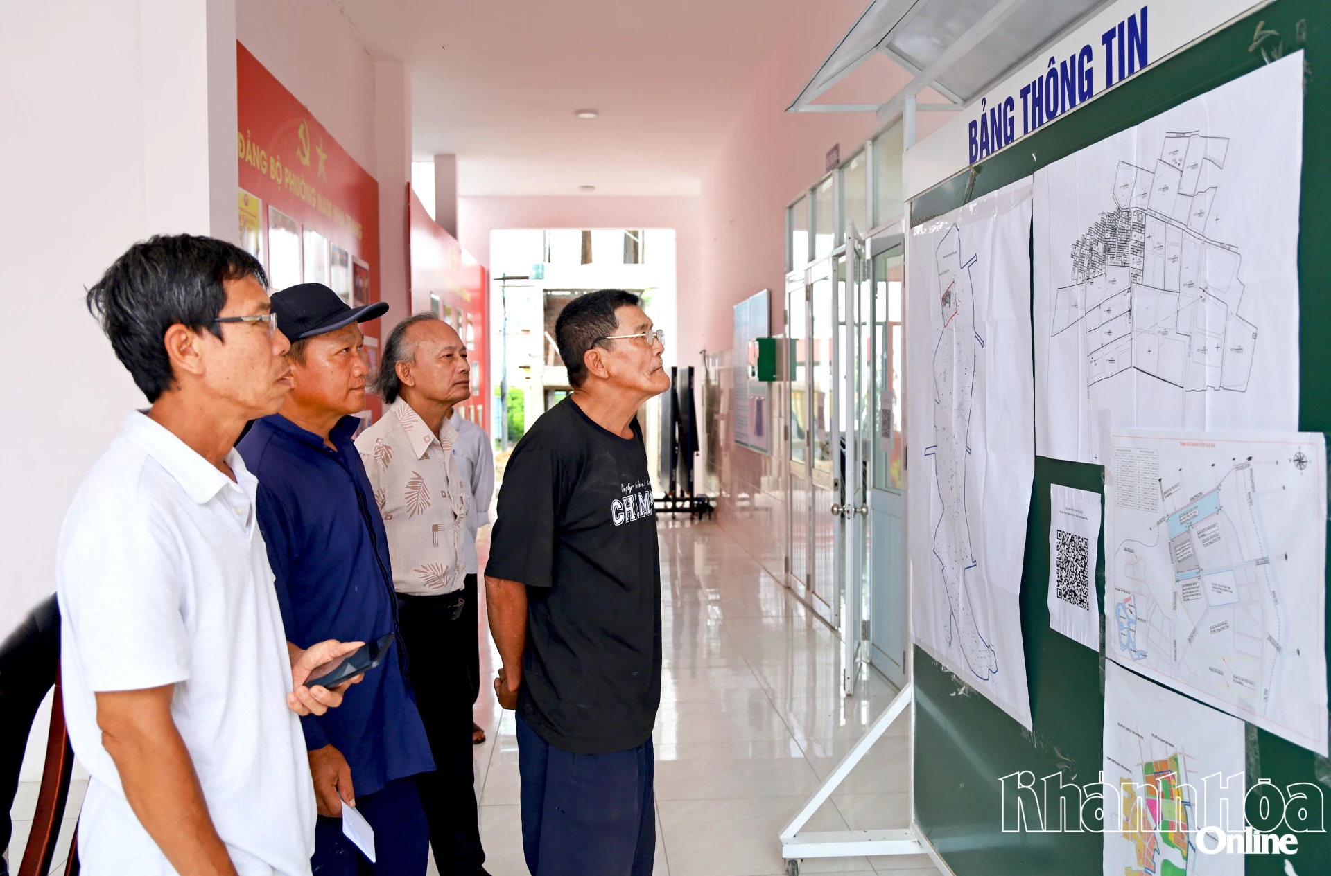 Người dân phường Nam Nha Trang tìm hiểu thông tin về Dự án Trụ sở làm việc Công an tỉnh được niêm yết tại UBND phường.