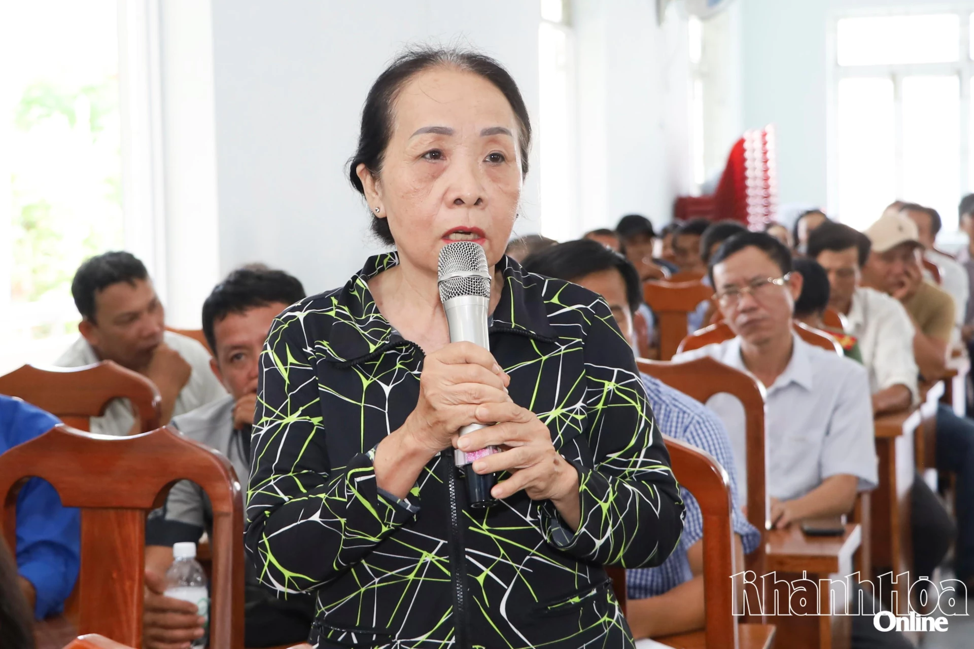 Người dân xã Cam Lâm nêu ý kiến tại buổi khảo sát
tại Dự án Khu đô thị phức hợp Cam Thượng.