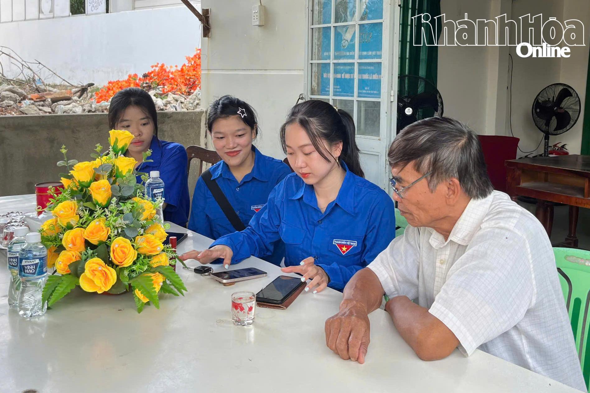 Đoàn viên, thanh niên phường Ninh Chử hướng dẫn người dân sử dụng các tiện ích số.