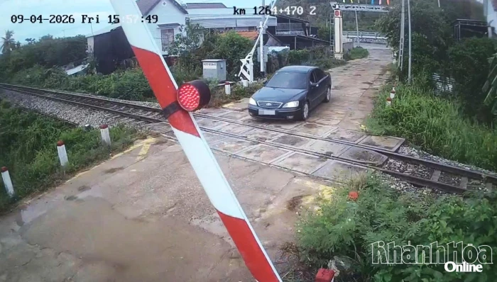Xử phạt tài xế điều khiển xe ô tô vượt đường ngang lúc đèn đỏ