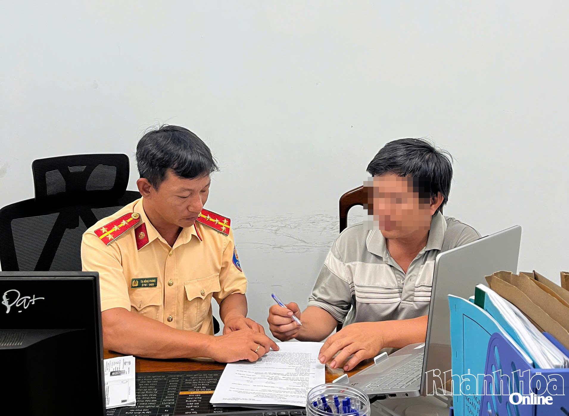Trạm Cảnh sát giao thông Ninh Hoà làm việc với ông L.V.H.