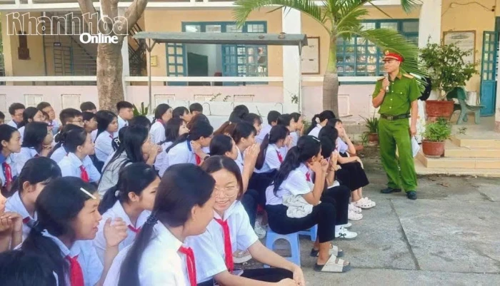 Gần 1.000 học sinh và giáo viên Trường THCS Ninh Phước được tuyên truyền pháp luật