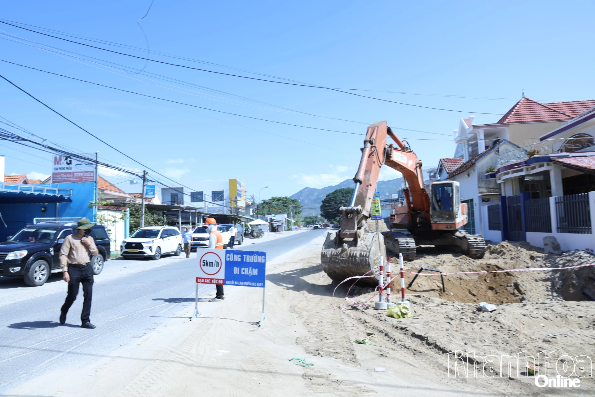 Thi công một dự án trên địa bàn phường Đông Ninh Hòa.