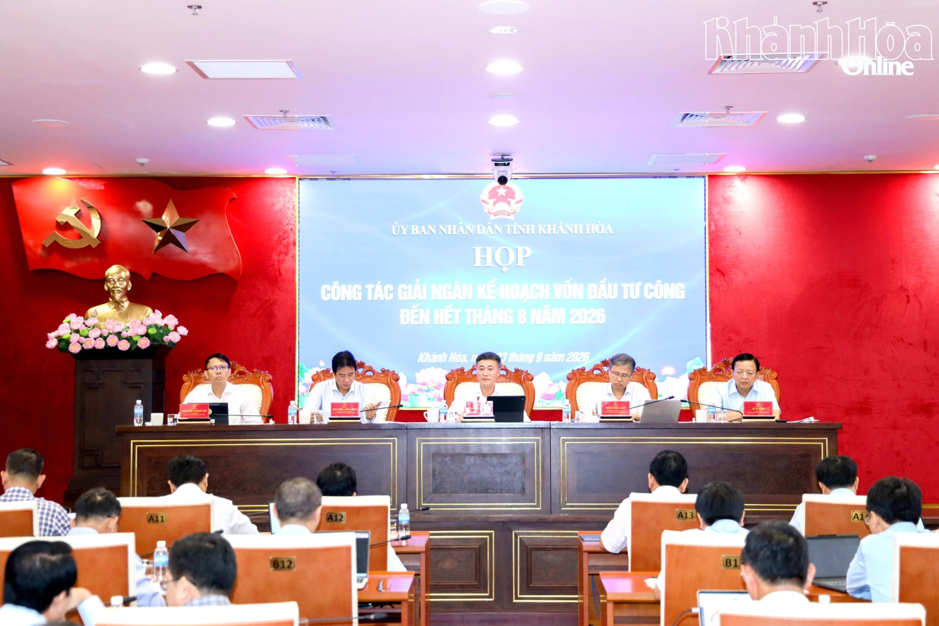 Các đồng chí lãnh đạo UBND tỉnh chủ trì cuộc họp.