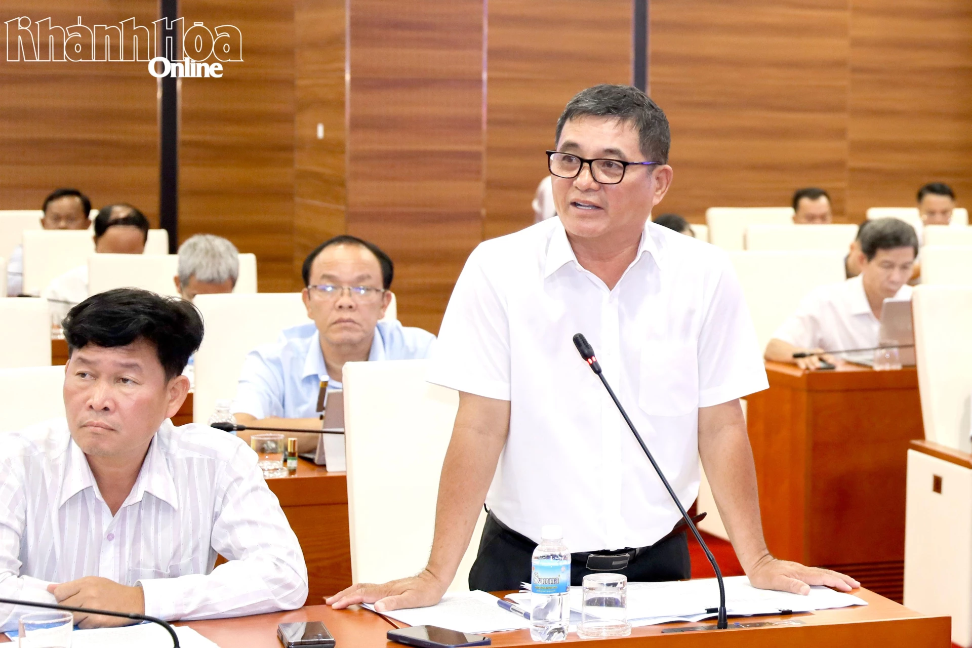 Lãnh đạo Ban Quản lý Dự án đầu tư xây dựng các công trình nông nghiệp và giao thông tỉnh báo cáo công việc đã thực hiện.