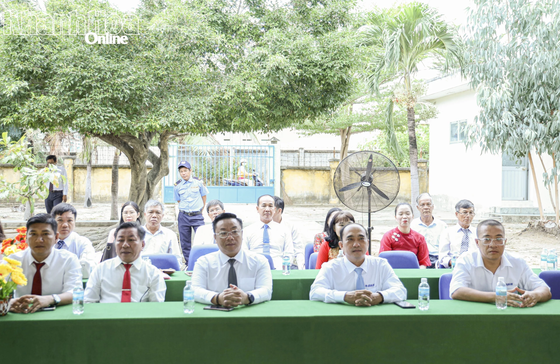 Các đại biểu tham dự lễ khai giảng năm học mới tại Trường Tiểu học Đại Lãnh.