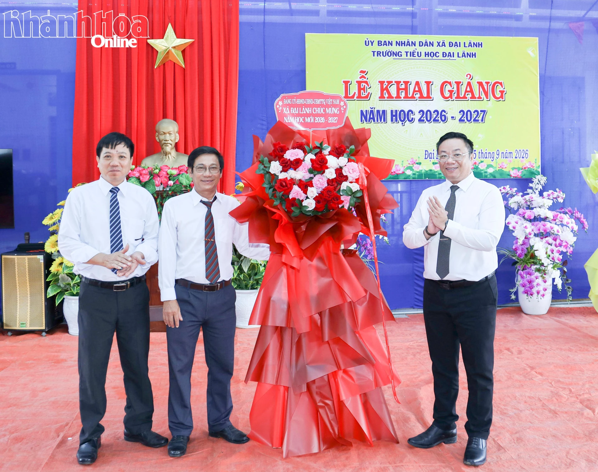 Lãnh đạo xã Đại Lãnh tặng hoa chúc mừng Trường Tiểu học Đại Lãnh nhân dịp khai giảng năm học mới.