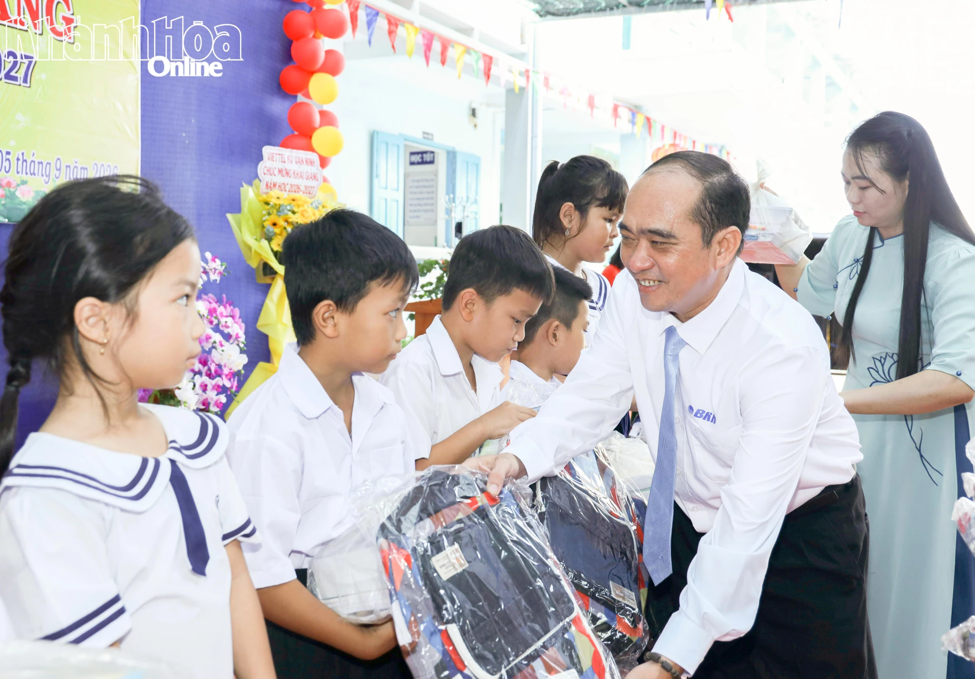Ông Nguyễn Xuân Duy trao quà cho học sinh.