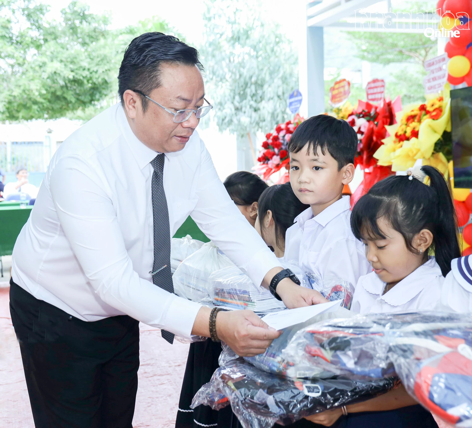 Ông Phạm Trúc Việt - Chủ tịch UBND xã Đại Lãnh trao quà cho học sinh.