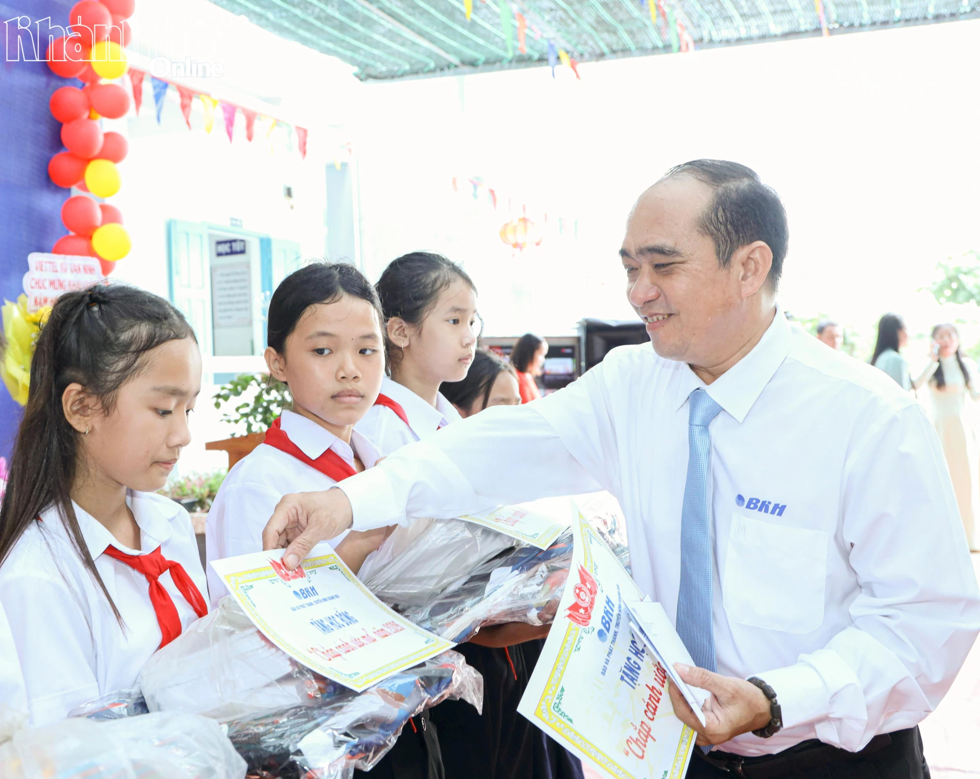 Ông Nguyễn Xuân Duy trao học bổng cho học sinh.