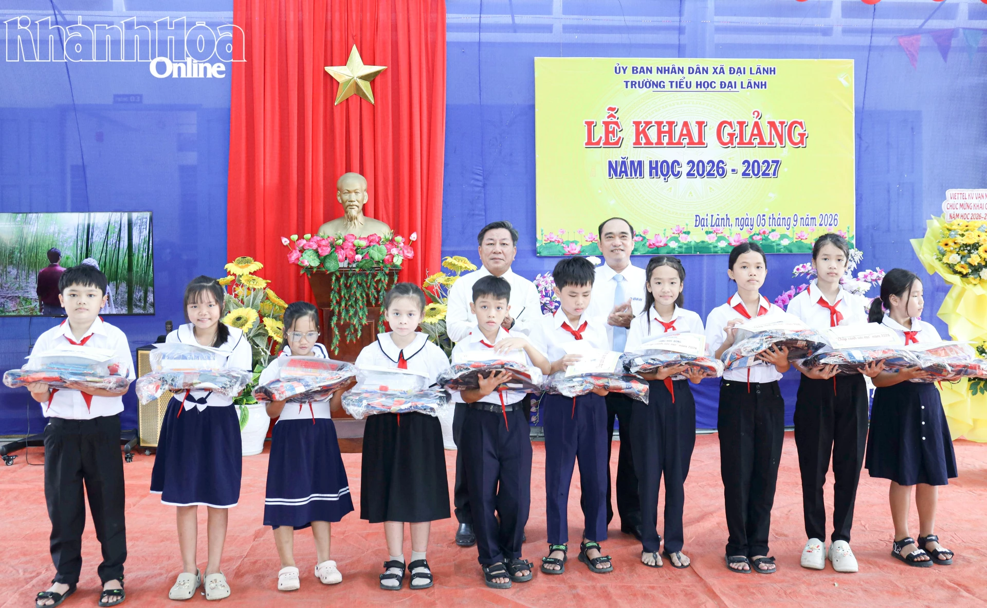 Các đại biểu trao học bổng và quà cho học sinh.
