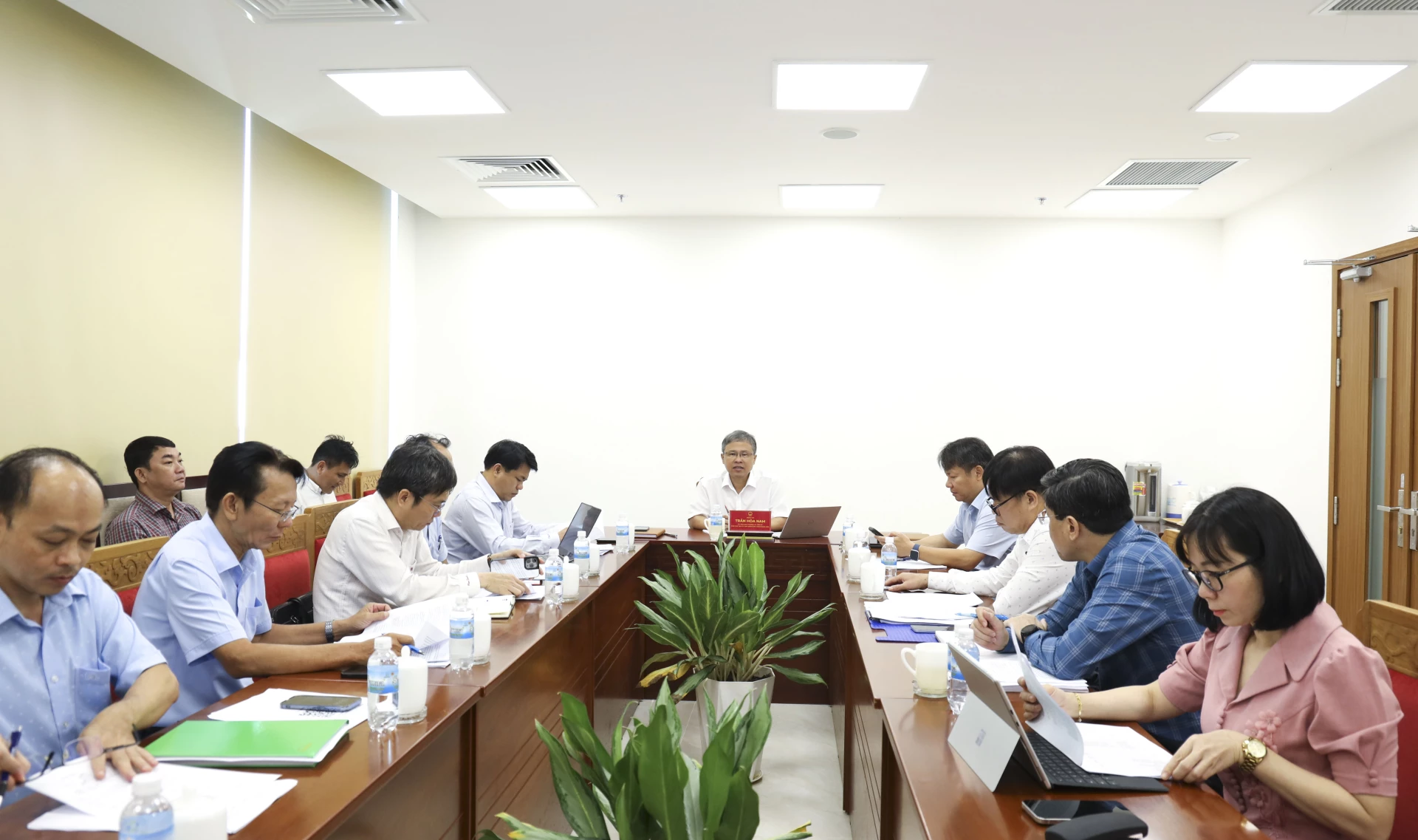 Quang cảnh cuộc họp.