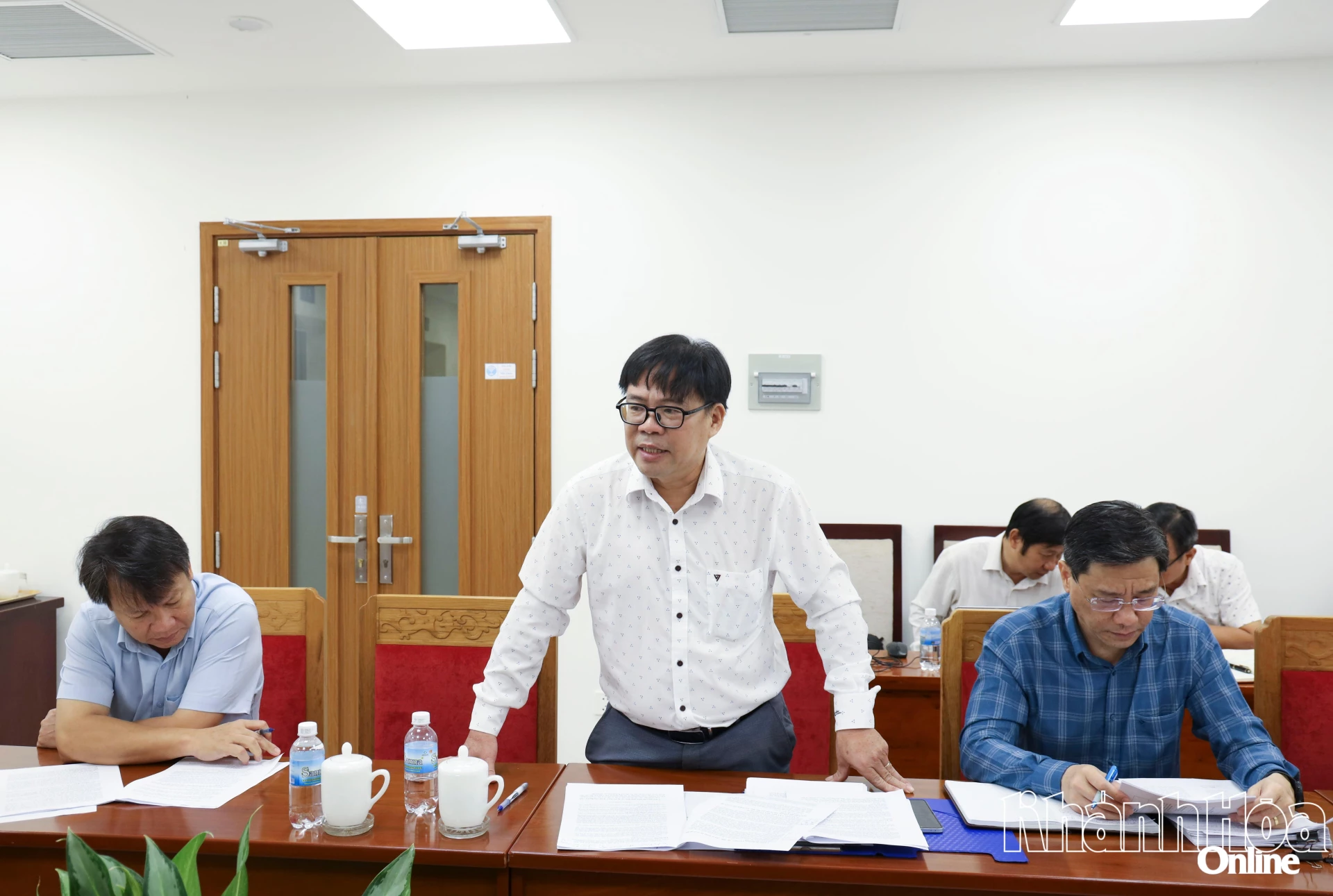 Lãnh đạo Sở Xây dựng báo cáo tại cuộc họp.