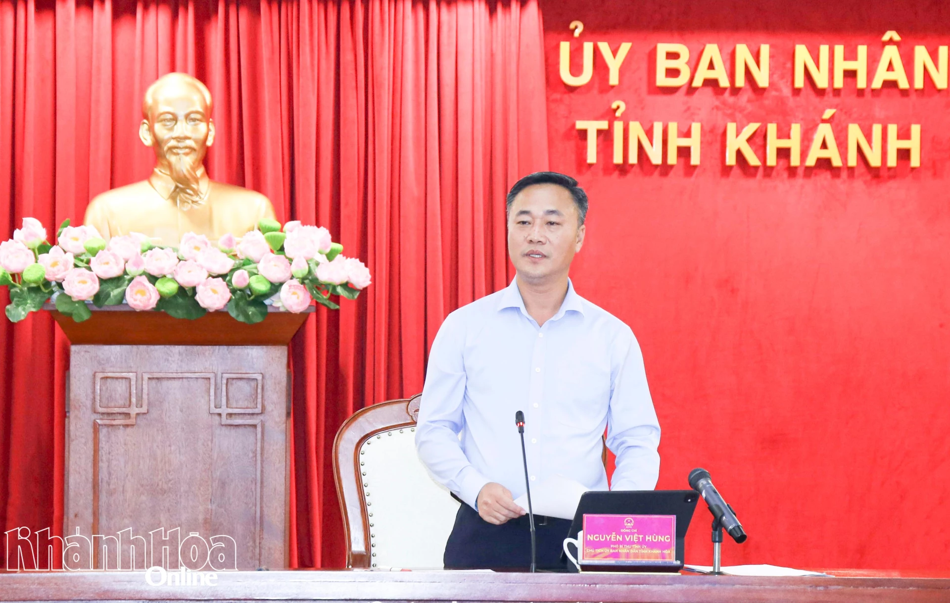 Chủ tịch UBND tỉnh Nguyễn Việt Hùng điều hành buổi làm việc.