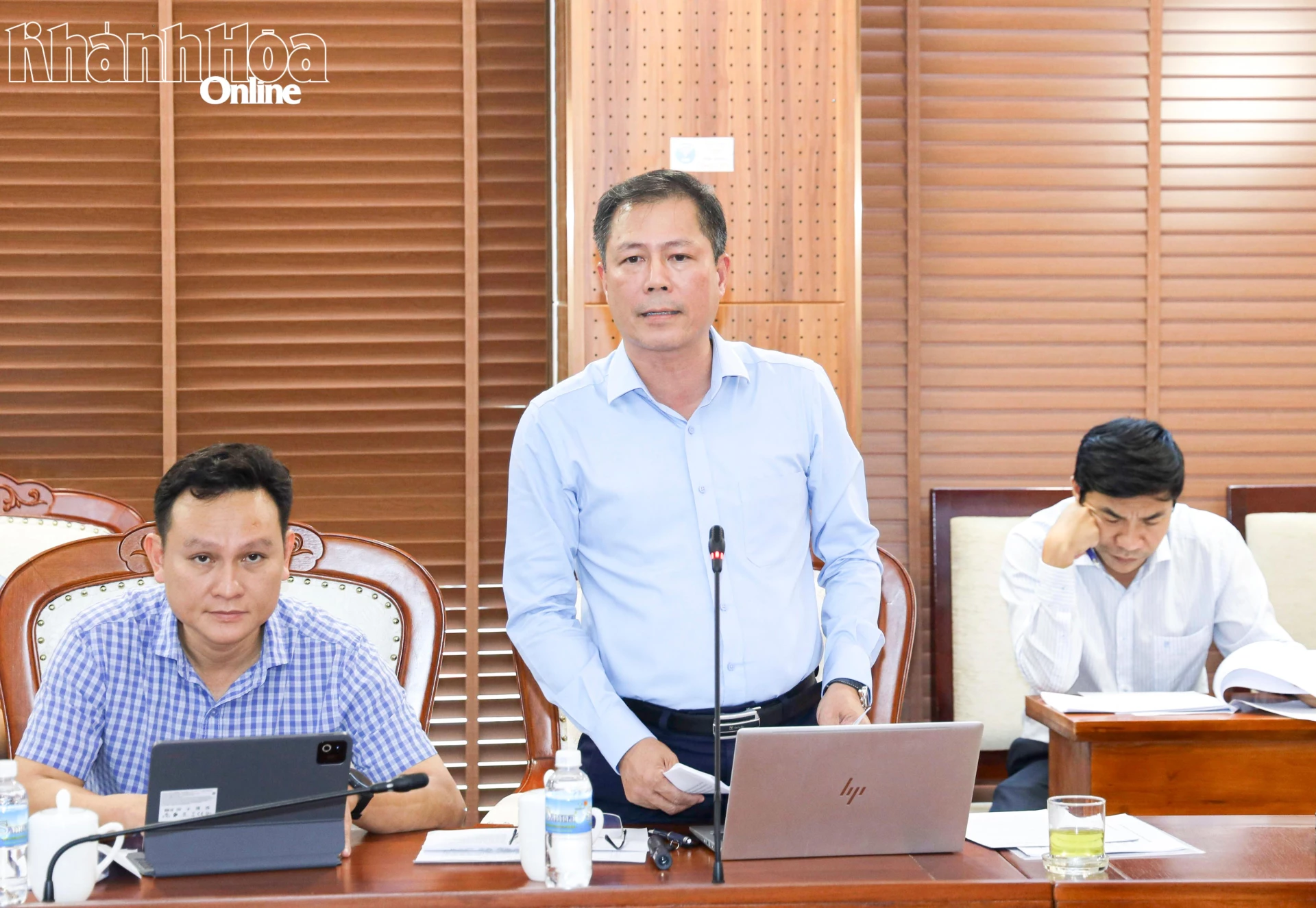Lãnh đạo Ban quản lý Khu kinh tế và Khu công nghiệp tỉnh giải đáp một số thắc mắc của các chủ đầu tư.
