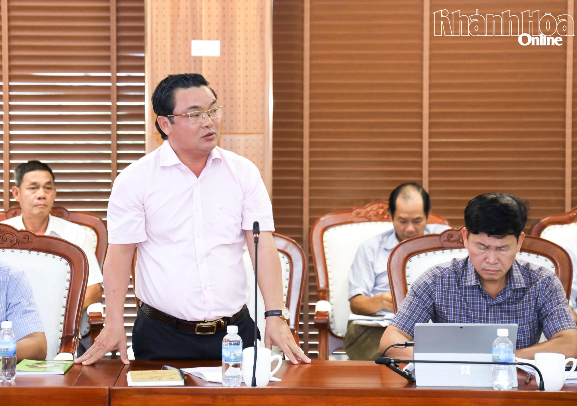 Lãnh đạo phường Đông Ninh Hòa giải đáp một số vấn đề mà các chủ đầu tư khu công nghiệp phản ánh.