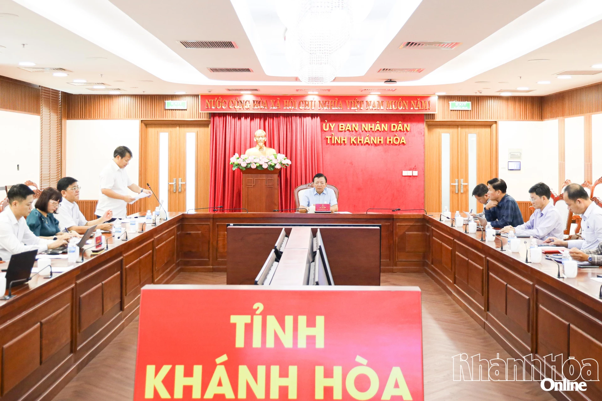 Quang cảnh cuộc họp.