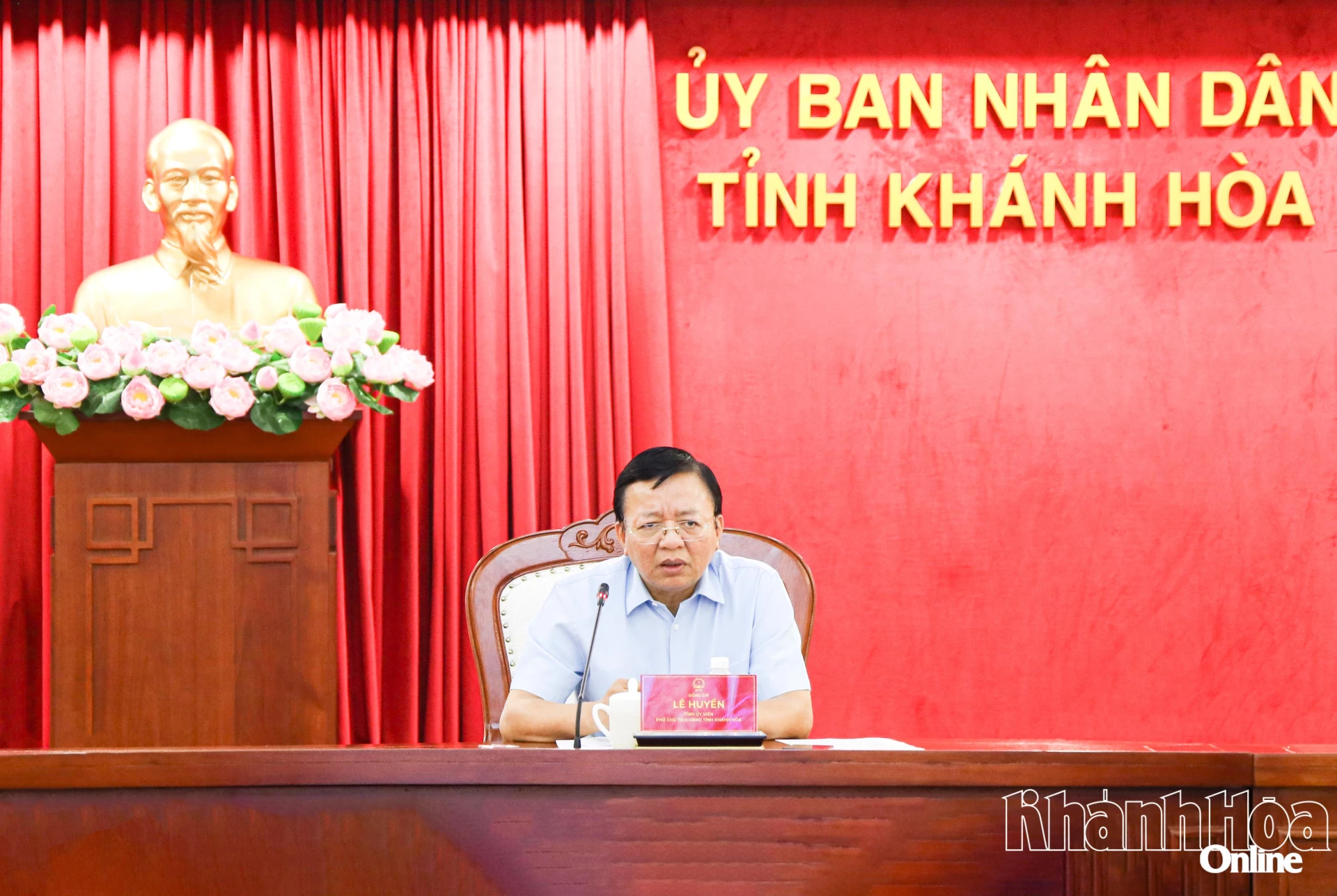 Đồng chí Lê Huyền chủ trì cuộc họp.