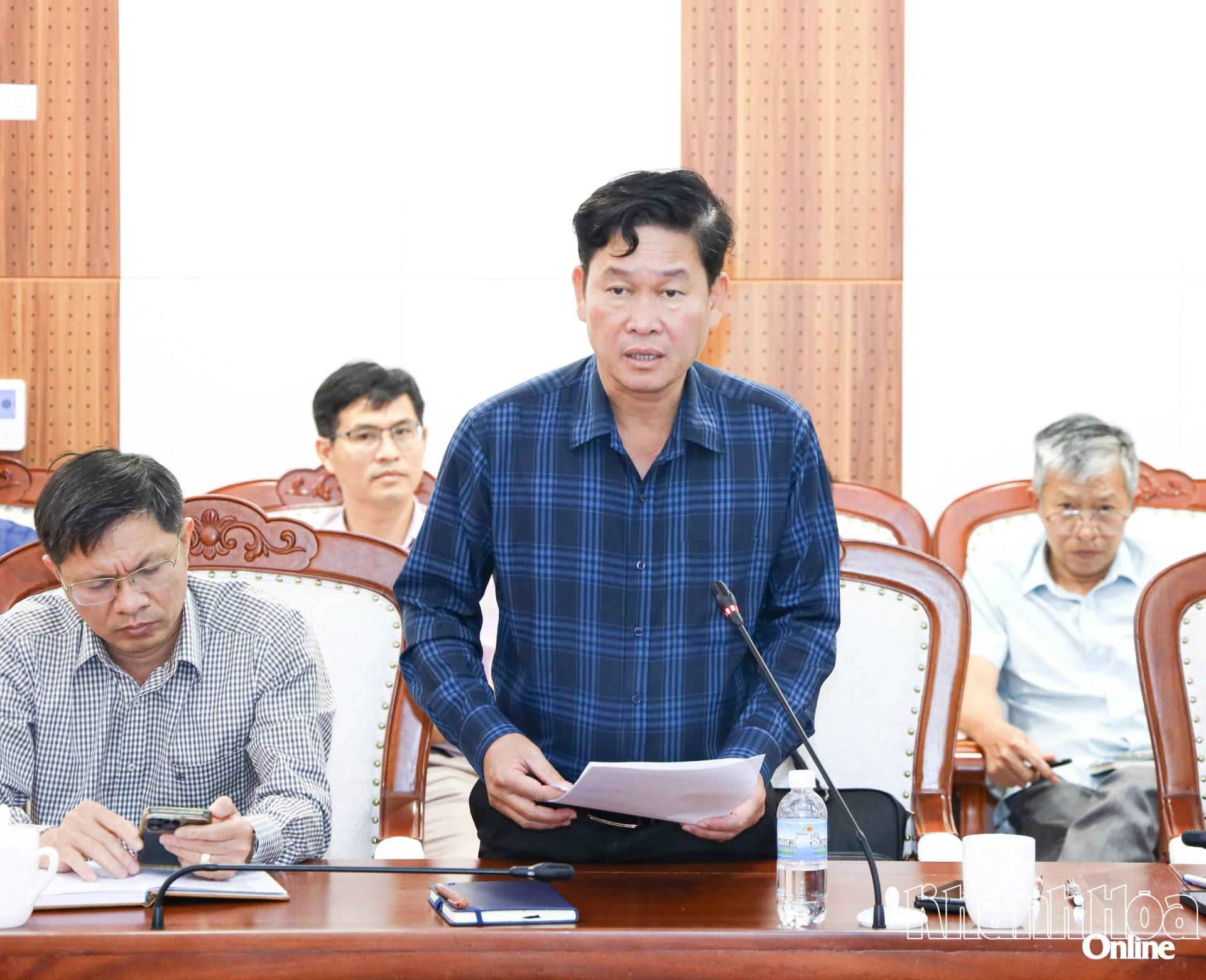 Lãnh đạo Ban Quản lý dự án đầu tư xây dựng tỉnh báo cáo tại cuộc họp.