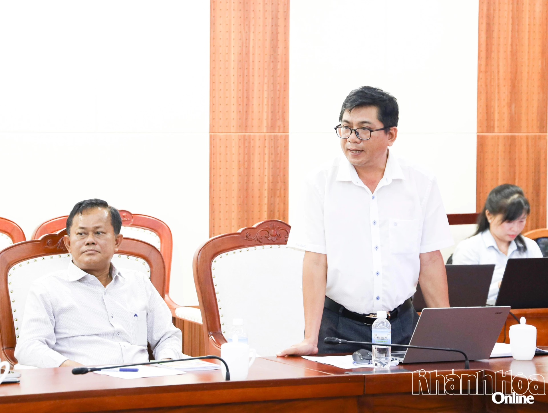 Lãnh đạo phường Đô Vinh phát biểu tại cuộc họp.