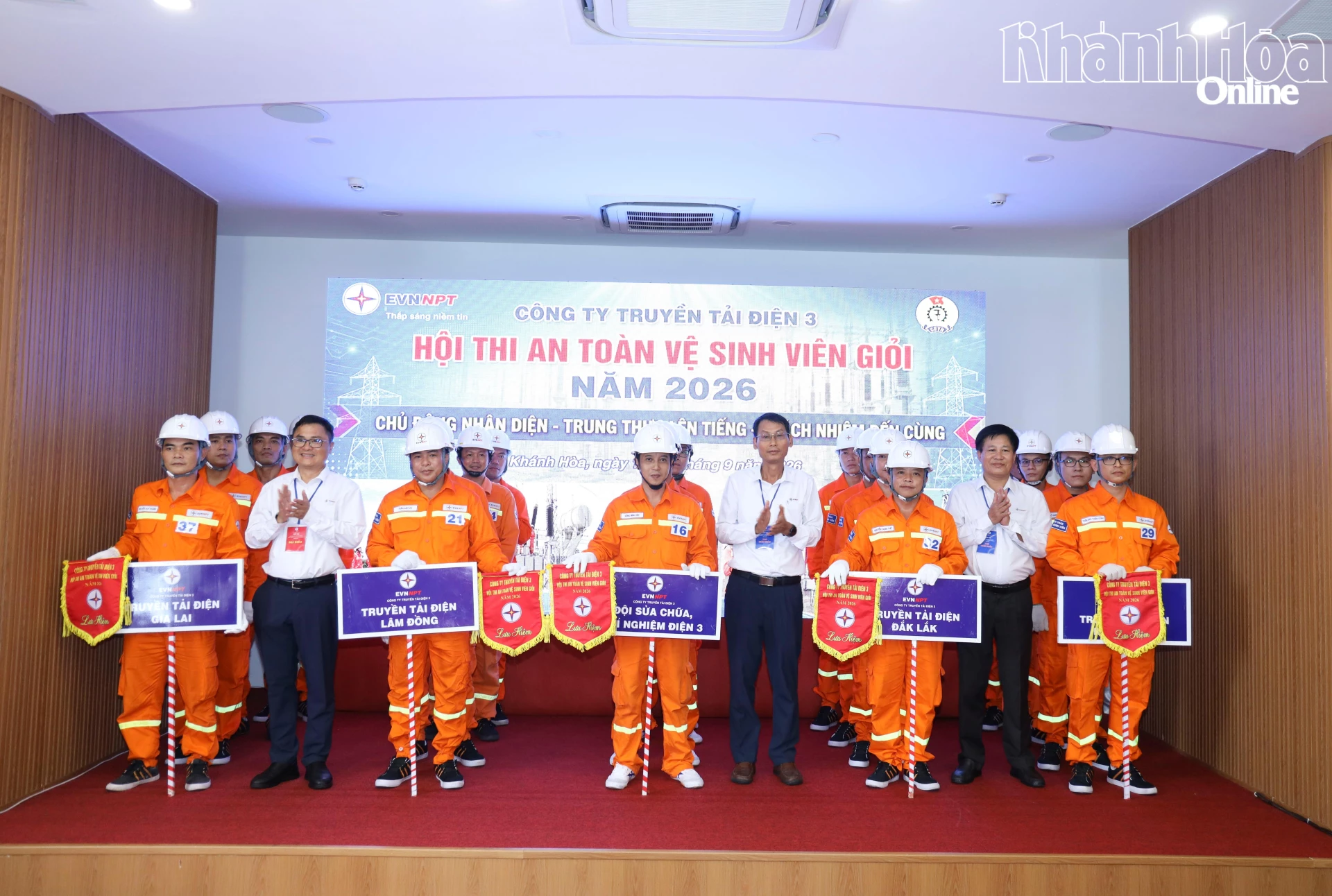 Lãnh đạo Công ty trao cờ lưu niệm cho các đội thi.
