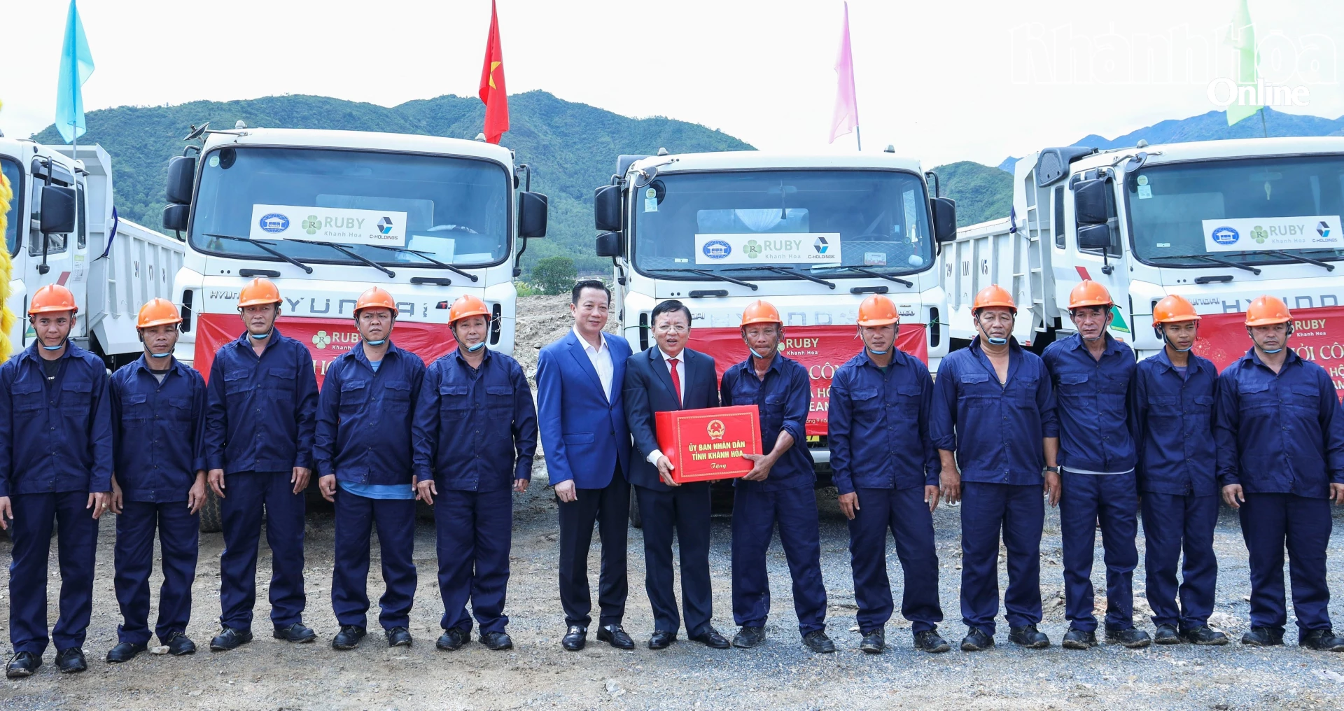 Phó Chủ tịch UBND tỉnh Lê Huyền tặng quà động viên chủ đầu tư, đội ngũ kỹ sư, công nhân thi công tại dự án.