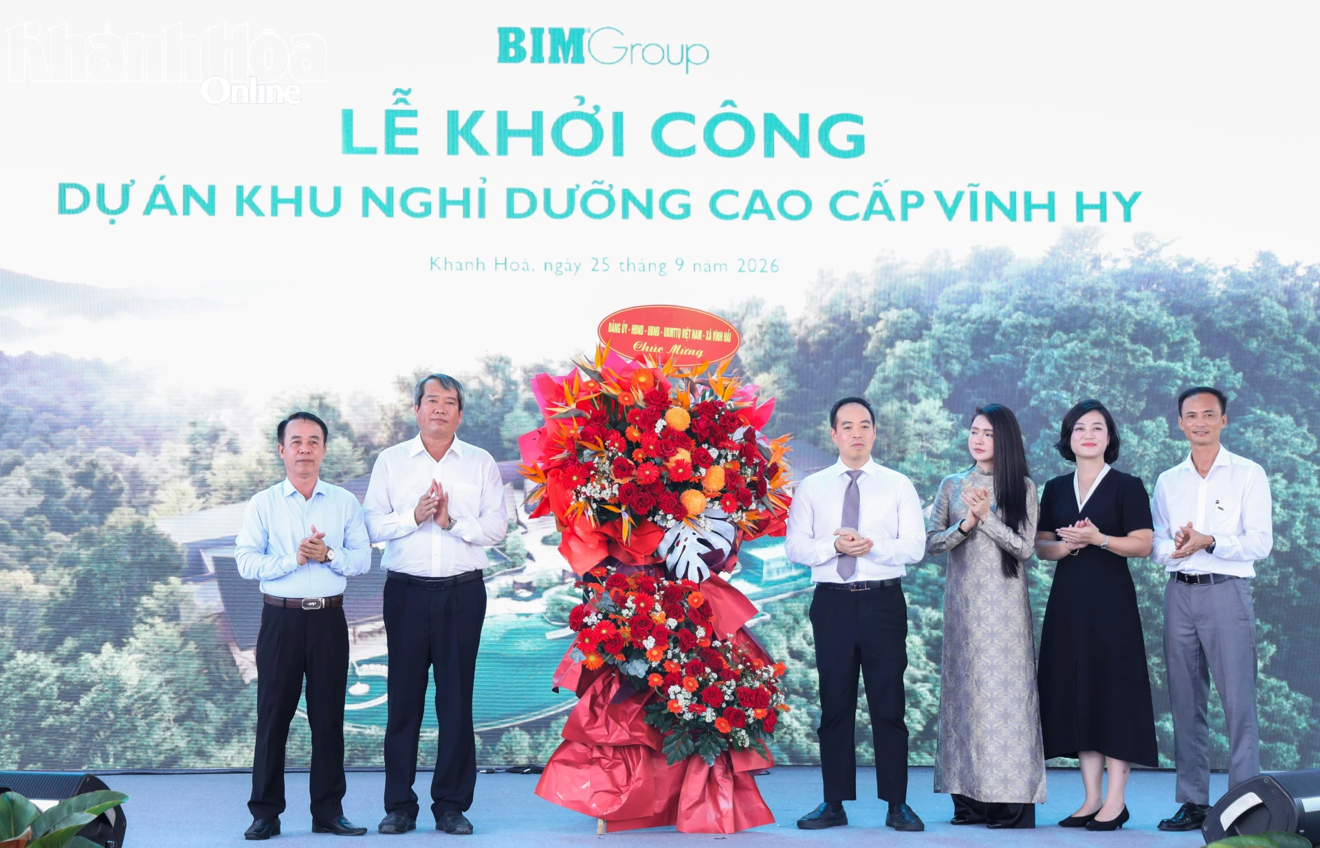 Lãnh đạo xã Vĩnh Hải tặng hoa chúc mừng.