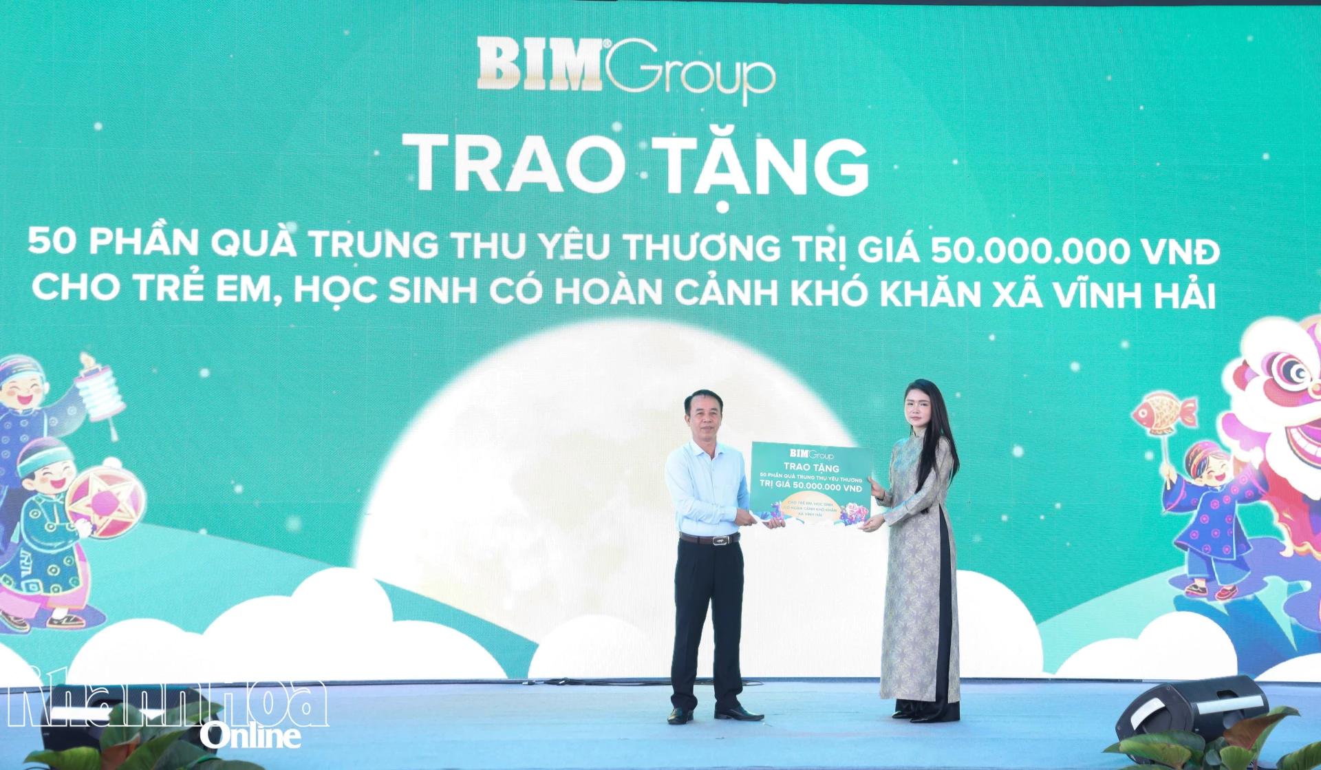 Đại diện chủ đầu tư trao bảng tượng trưng tặng 50 suất quà Trung thu cho trẻ em, học sinh có hoàn cảnh khó khăn của xã Vĩnh Hải.