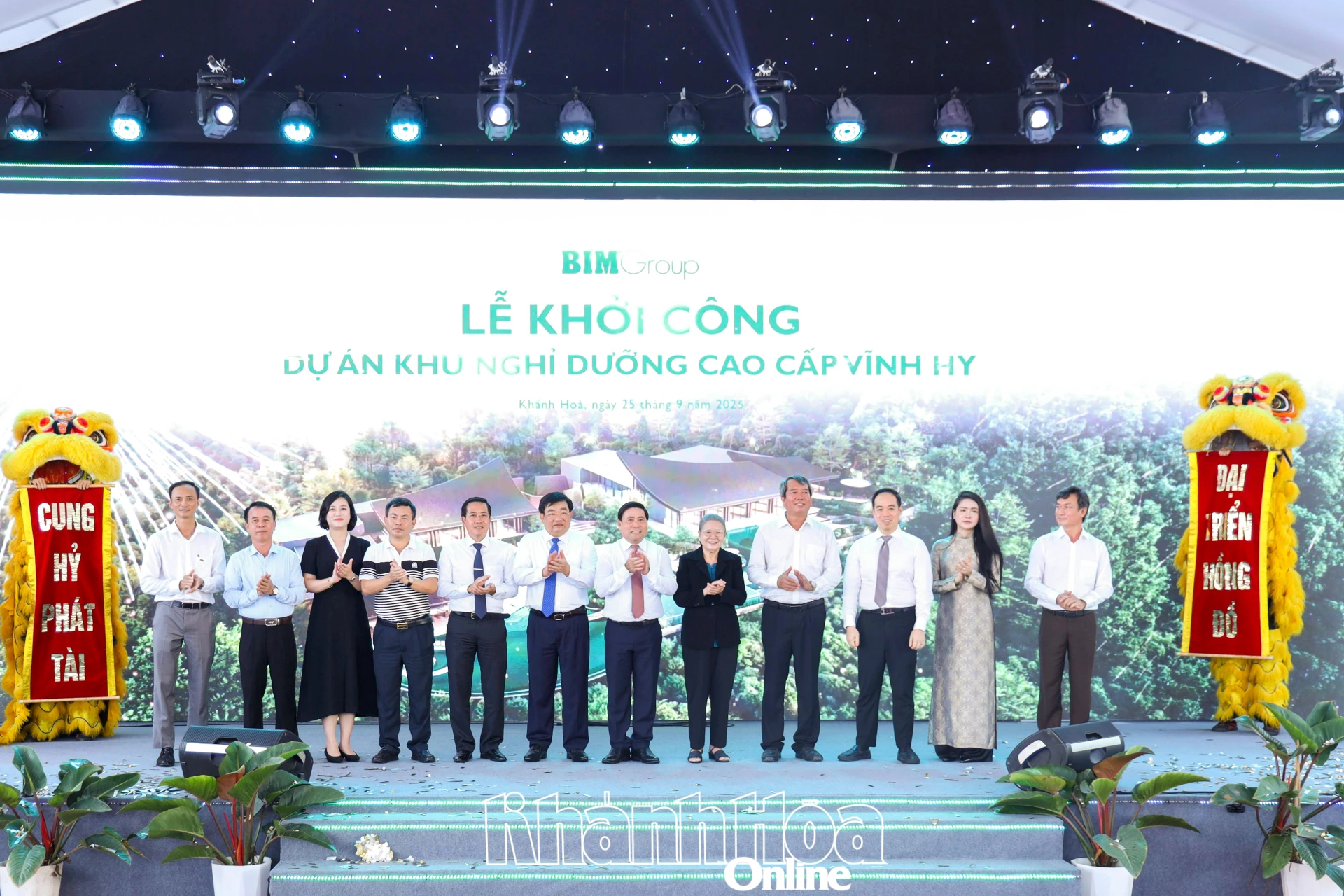 Các vị đại biểu chụp hình lưu niệm tại lễ khởi công.