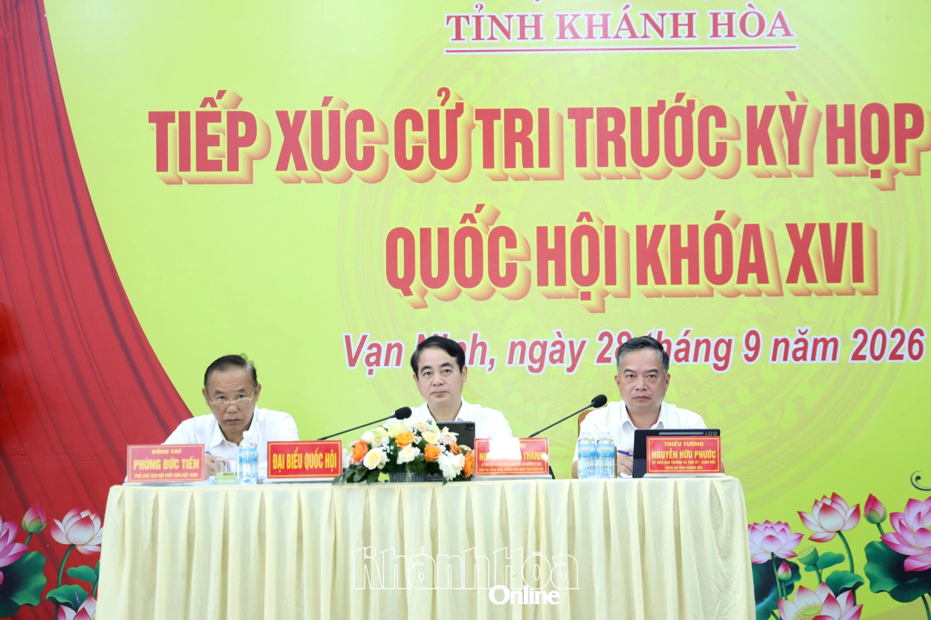 Các đại biểu Quốc hội tỉnh tiếp xúc cử tri 5 xã khu vực Vạn Ninh.