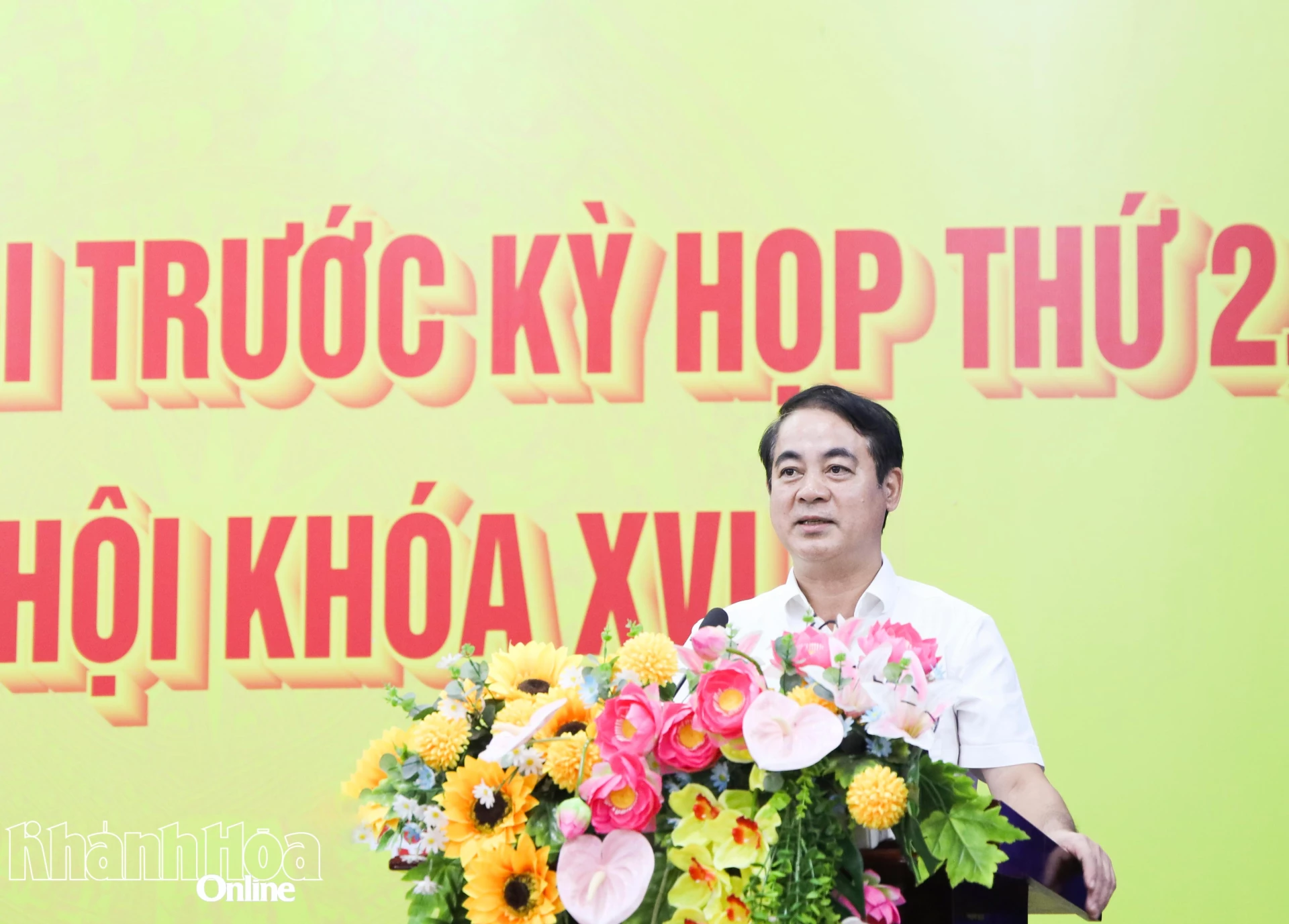 Đồng chí Nghiêm Xuân Thành phát biểu tại buổi tiếp xúc cử tri.