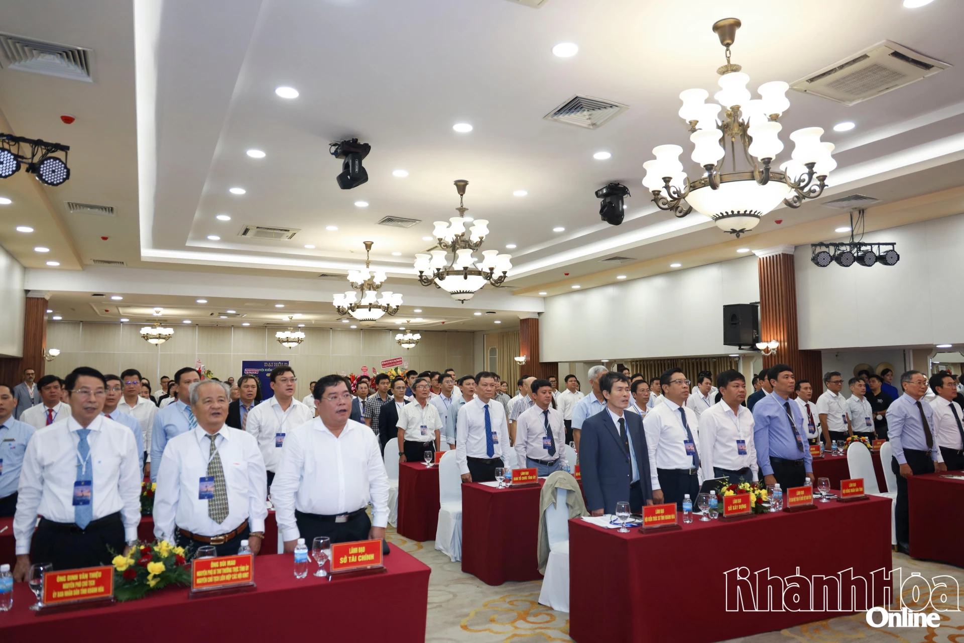 Các đại biểu thực hiện nghi thức chào cờ.