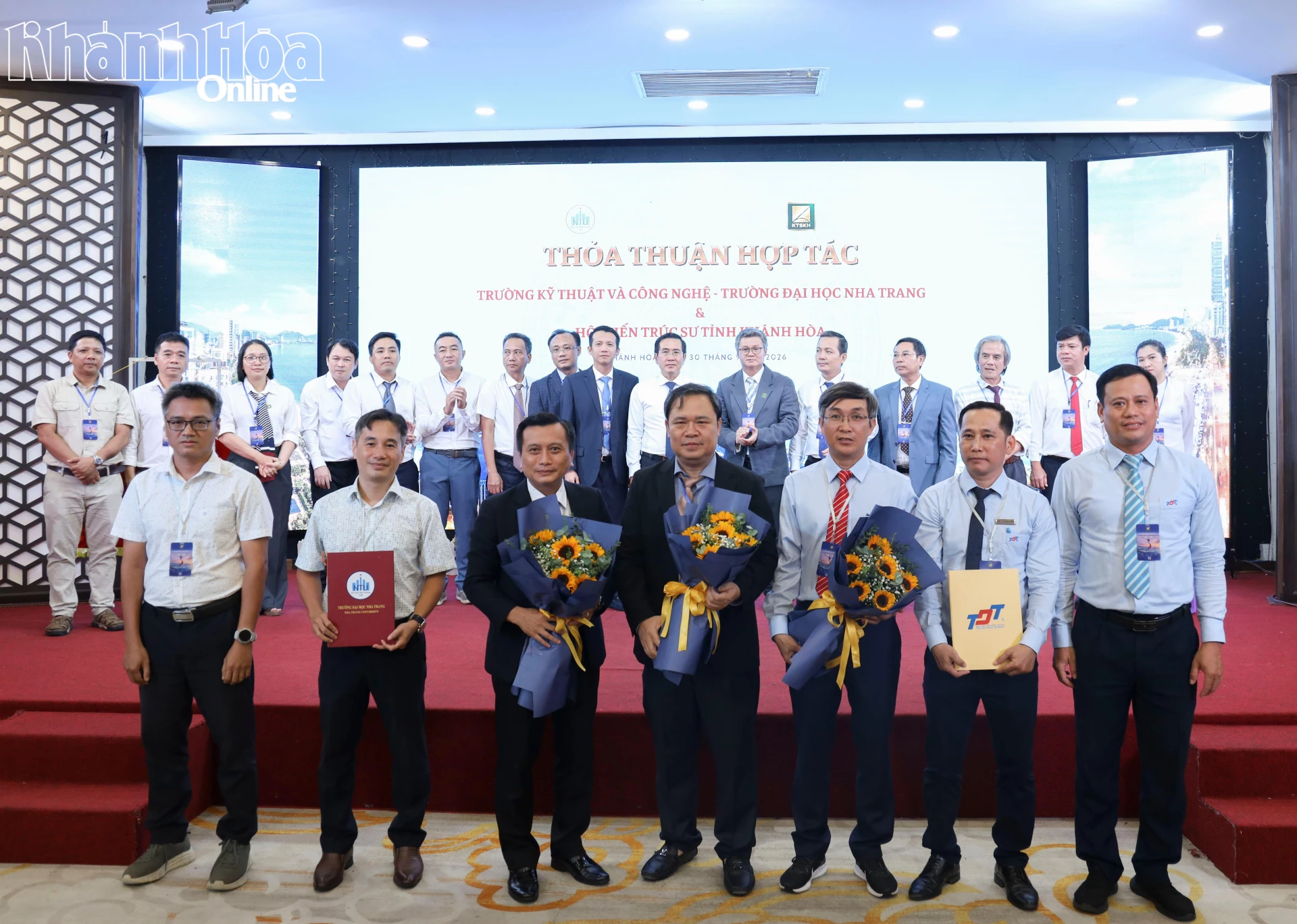 Hội Kiến trúc sư tỉnh trao biên bản ghi nhớ hợp tác với Trường Đại học Tôn Đức Thắng -Thành phố Hồ Chí Minh và Trường Đại học Nha Trang về đào tạo, nghiên cứu trong lĩnh vực kiến trúc.
