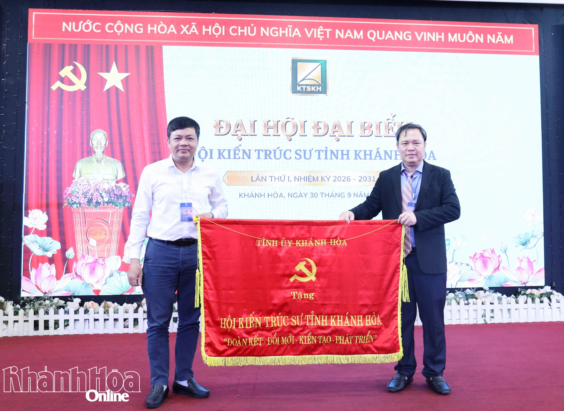 Thừa ủy quyền của lãnh đạo tỉnh, lãnh đạo Ủy Ban MTTQ Việt Nam tỉnh trao bức trướng của Tỉnh ủy tặng Hội Kiến trúc sư tỉnh.