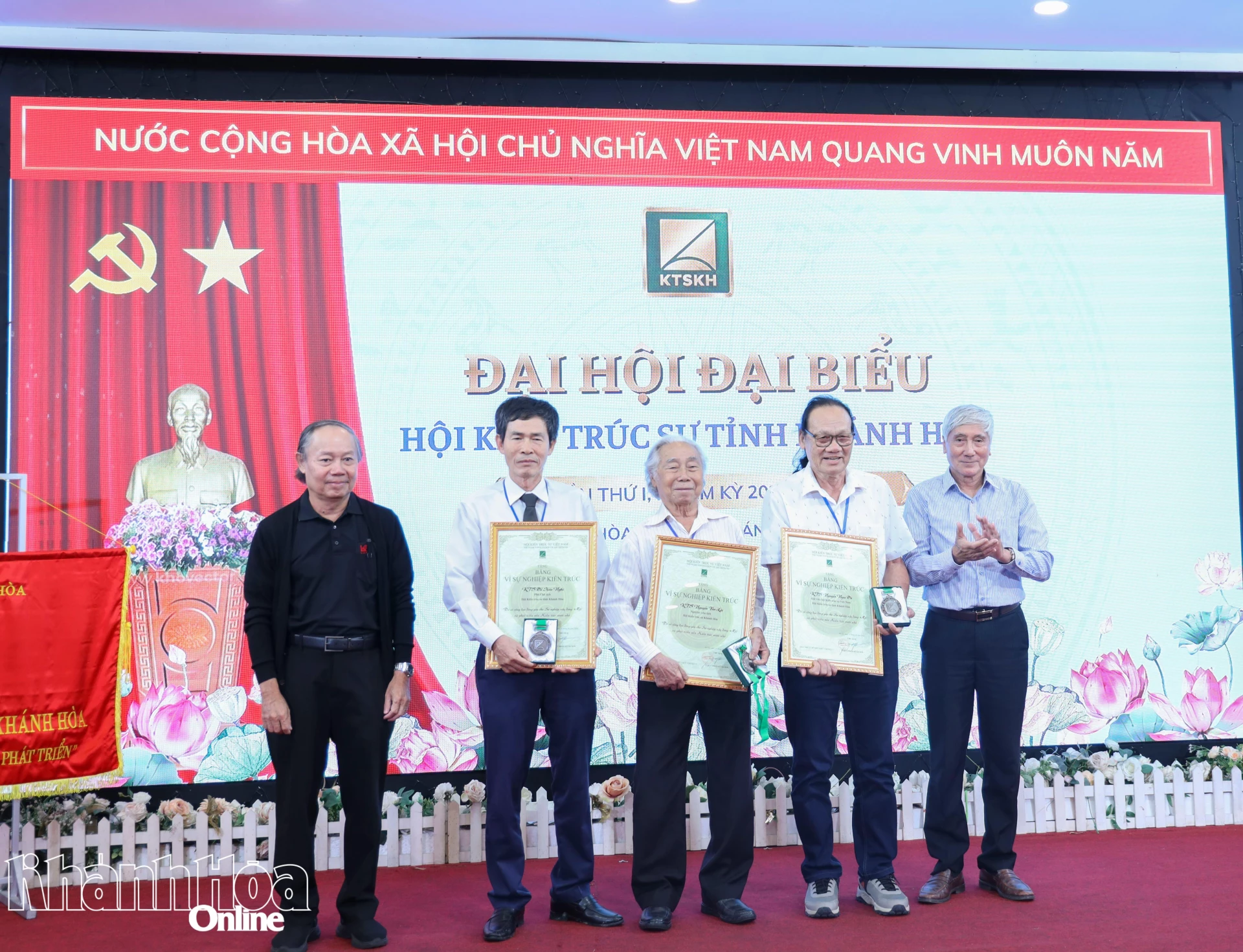 Lãnh đạo Hội Kiến trúc sư Việt Nam tặng kỷ niệm chương và bằng vì sự nghiệp kiến trúc Việt Nam cho 3 kiến trúc sư tiêu biểu.