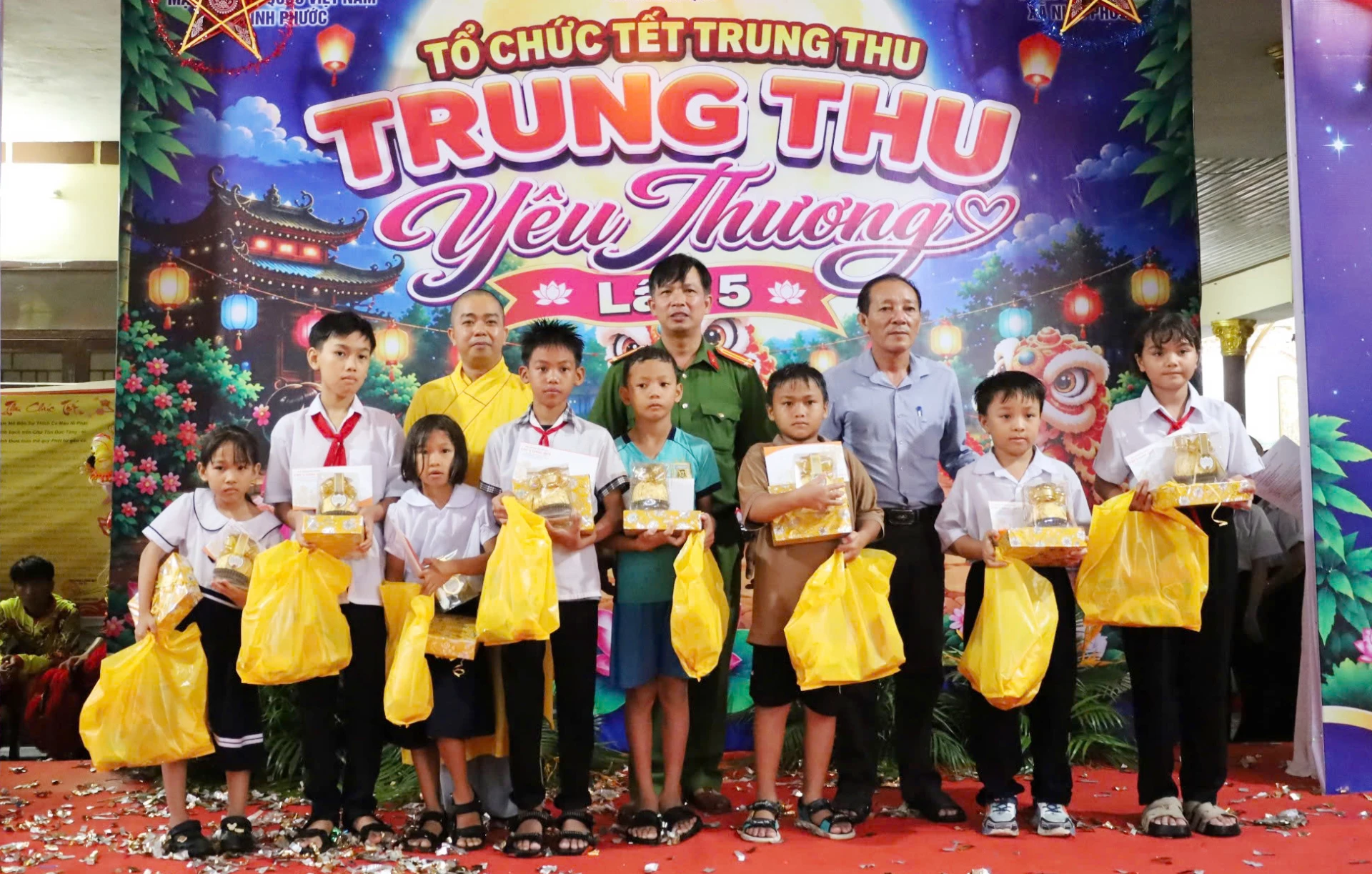 Ban tổ chức trao học bổng và quà Trung thu cho các học sinh.