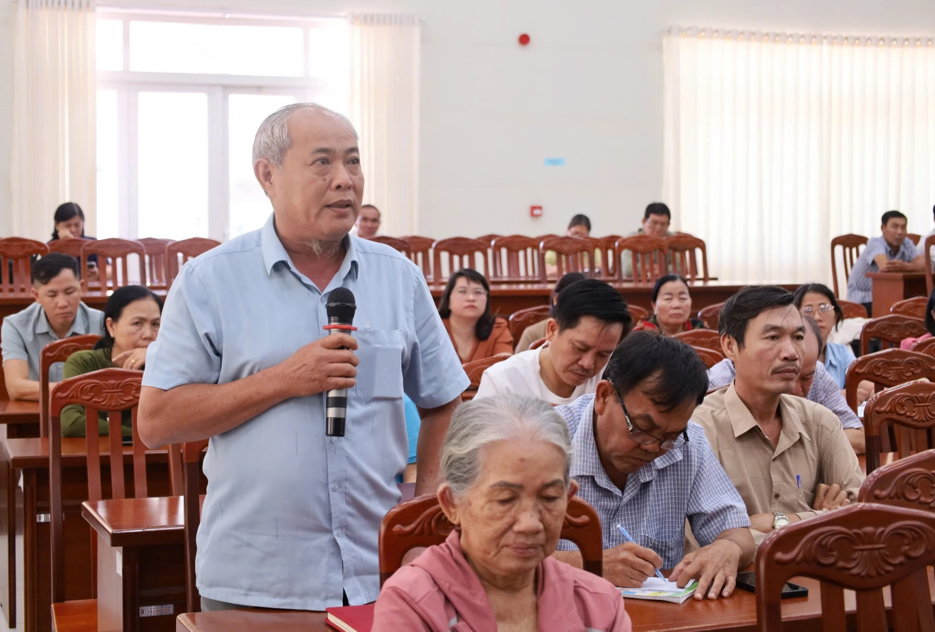 Đại biểu nêu ý kiến tại hội nghị.
