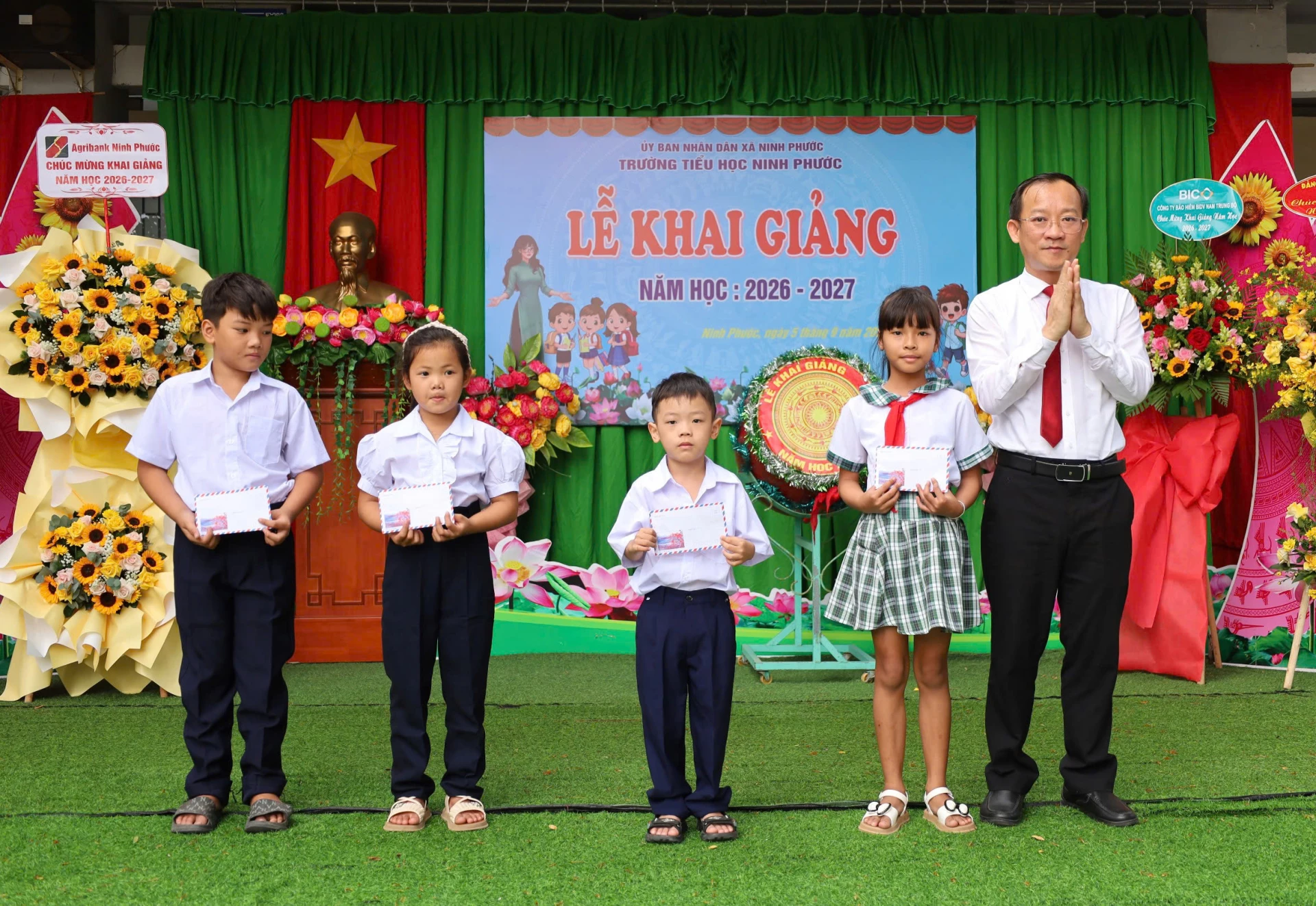 ng Nguyễn Hữu Tuấn - Bí thư Đảng ủy, Chủ tịch HĐND xã Ninh Phước trao học bổng cho các học sinh.