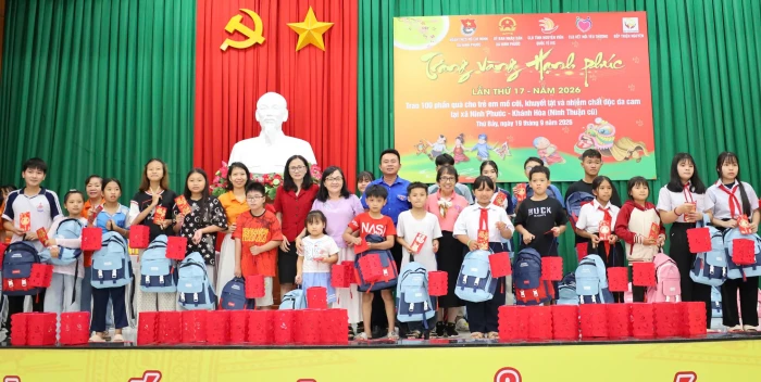 Trao 100 phần quà Trung thu cho thiếu nhi xã Ninh Phước