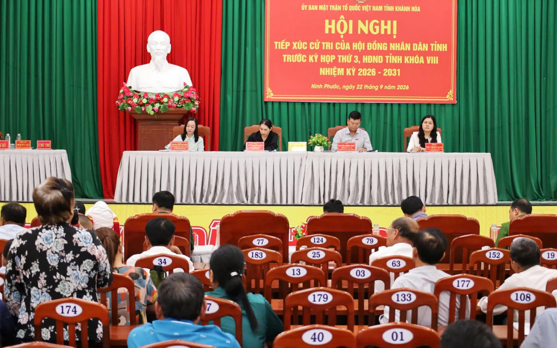 Tổ đại biểu số 15 HĐND tỉnh lắng nghe, ghi nhận ý kiến của cử tri.