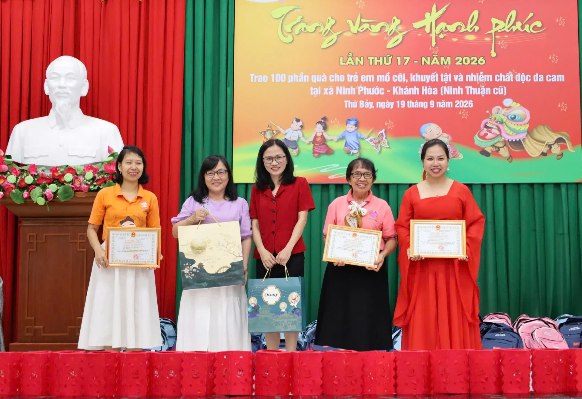 Lãnh đạo UBND xã Ninh Phước trao Tấm lòng vàng cho các đơn vị tài trợ. 