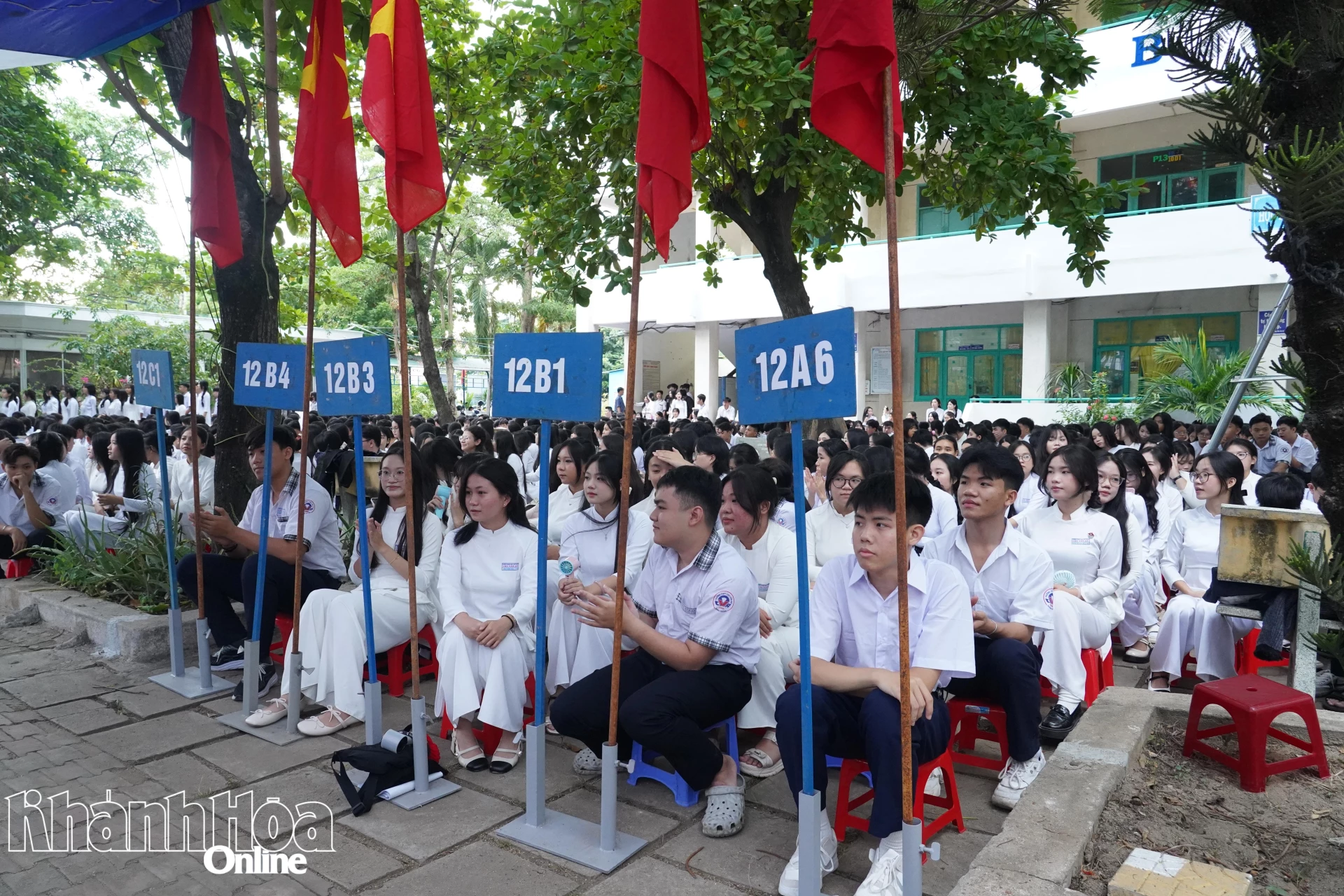 Các em học sinh phấn khởi trong ngày lễ khai giảng.