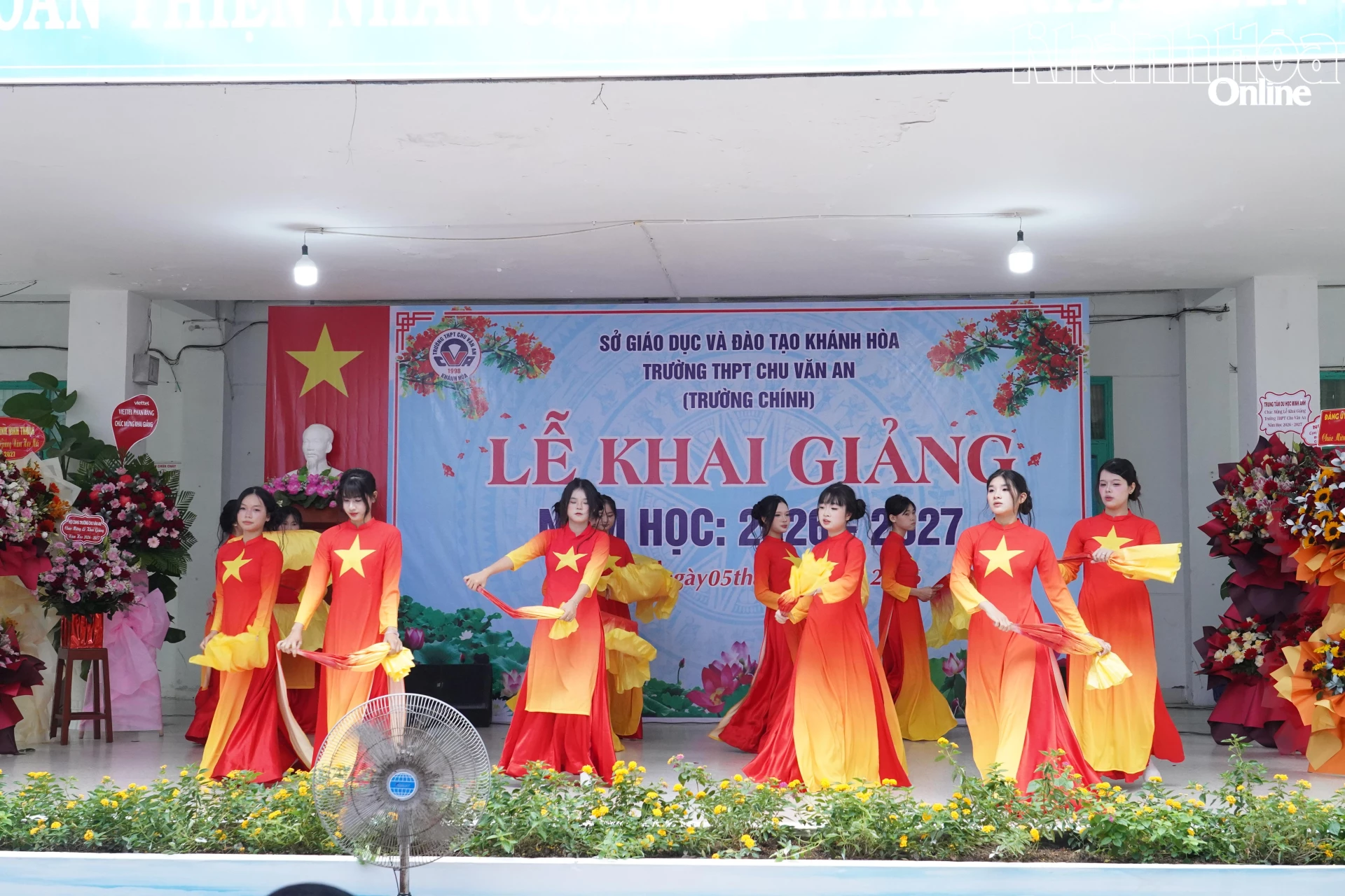 Tiết mục văn nghệ tại lễ khai giảng.