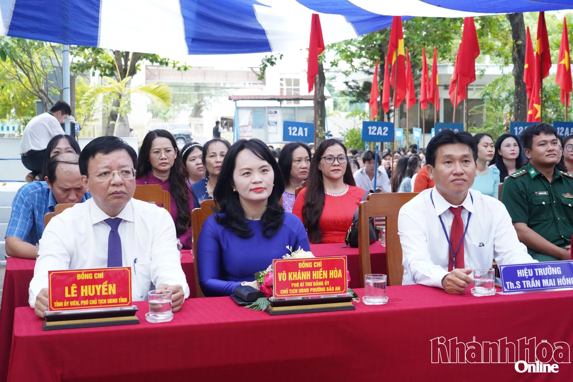 Đồng chí Lê Huyền và các đại biểu dự lễ khai giảng.